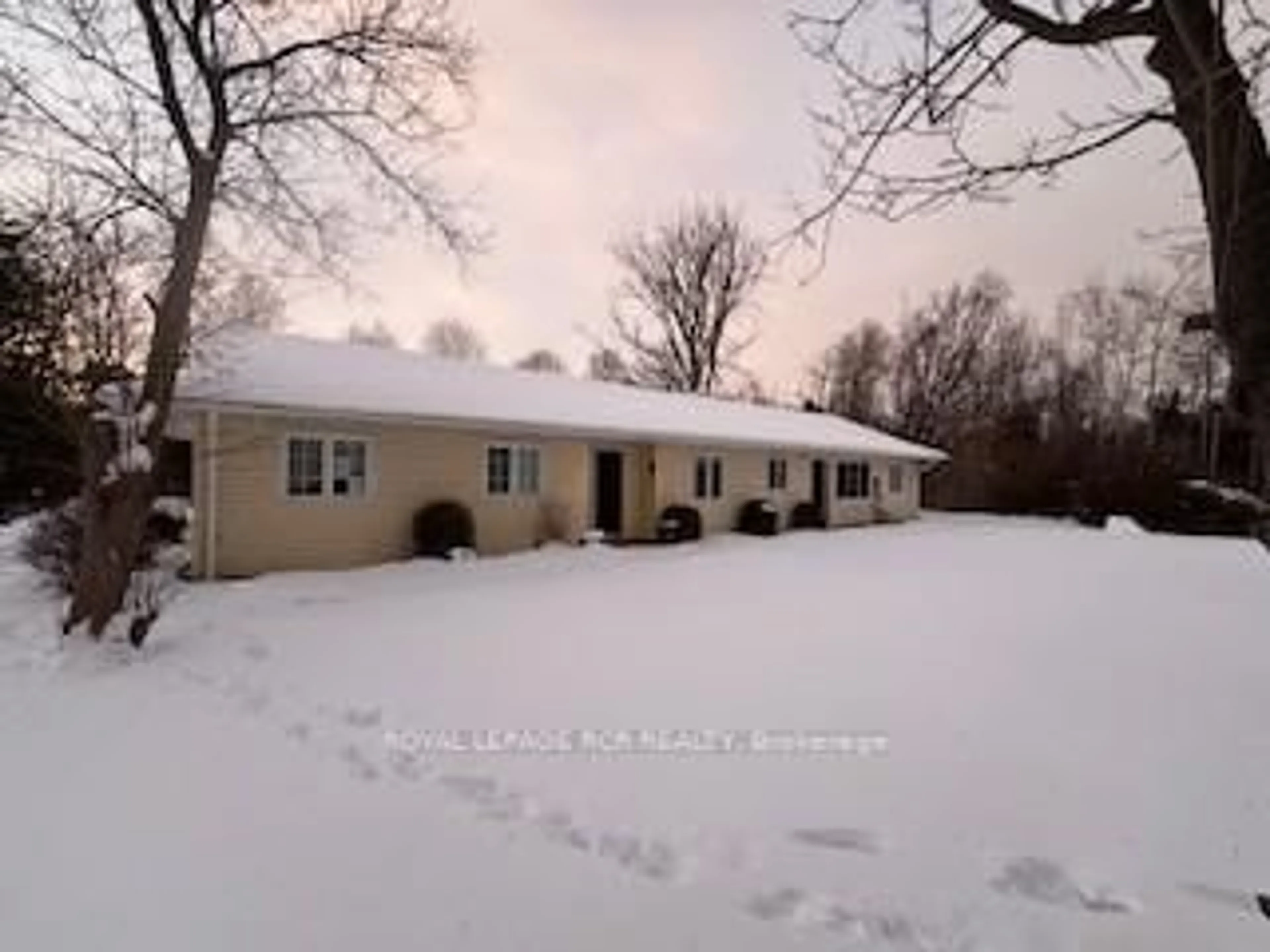 A pic from outside/outdoor area/front of a property/back of a property/a pic from drone, street for 3 Starrview Cres, Mono Ontario L9W 3A8