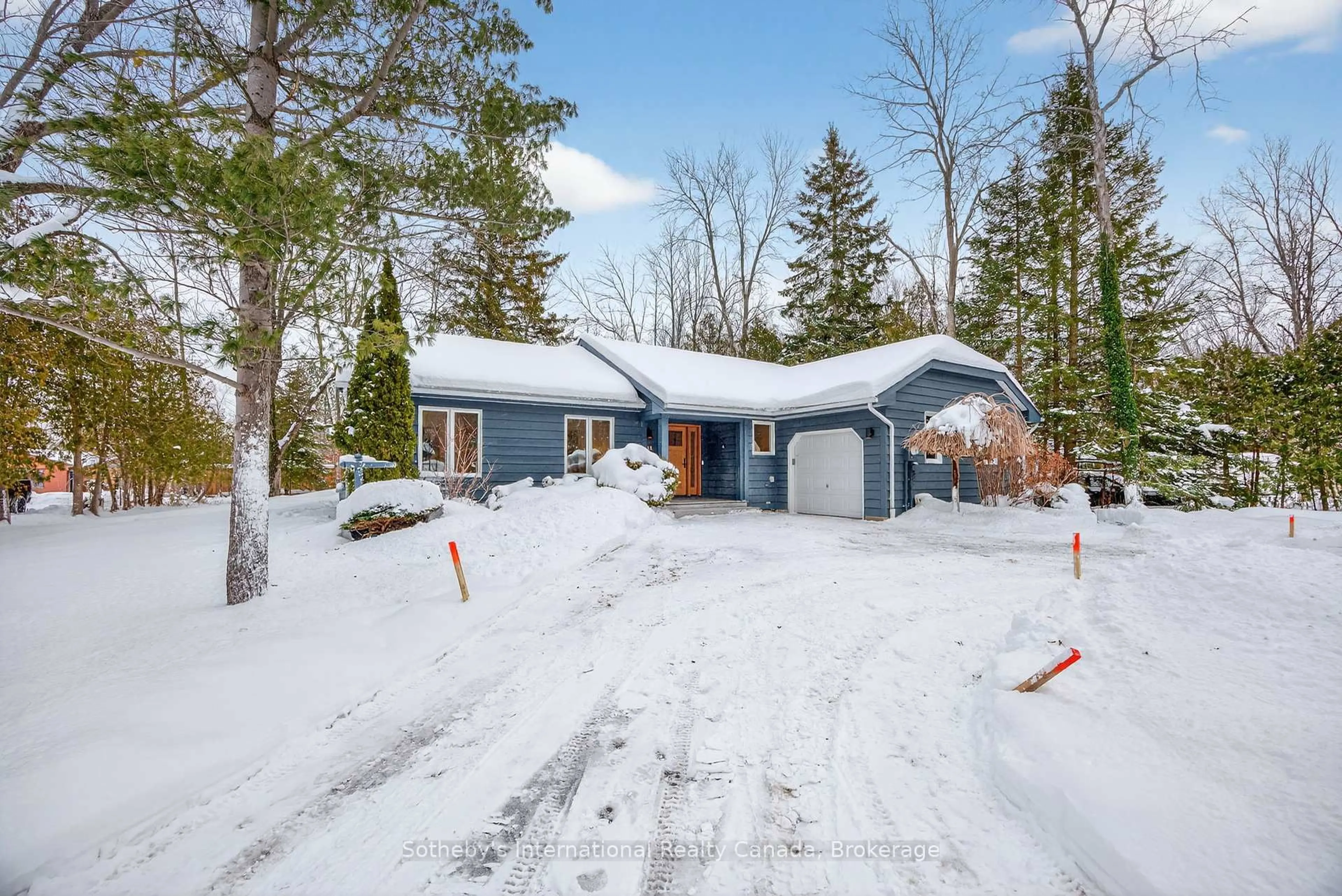 A pic from outside/outdoor area/front of a property/back of a property/a pic from drone, street for 111 Patricia Dr, Blue Mountains Ontario L9Y 0P1