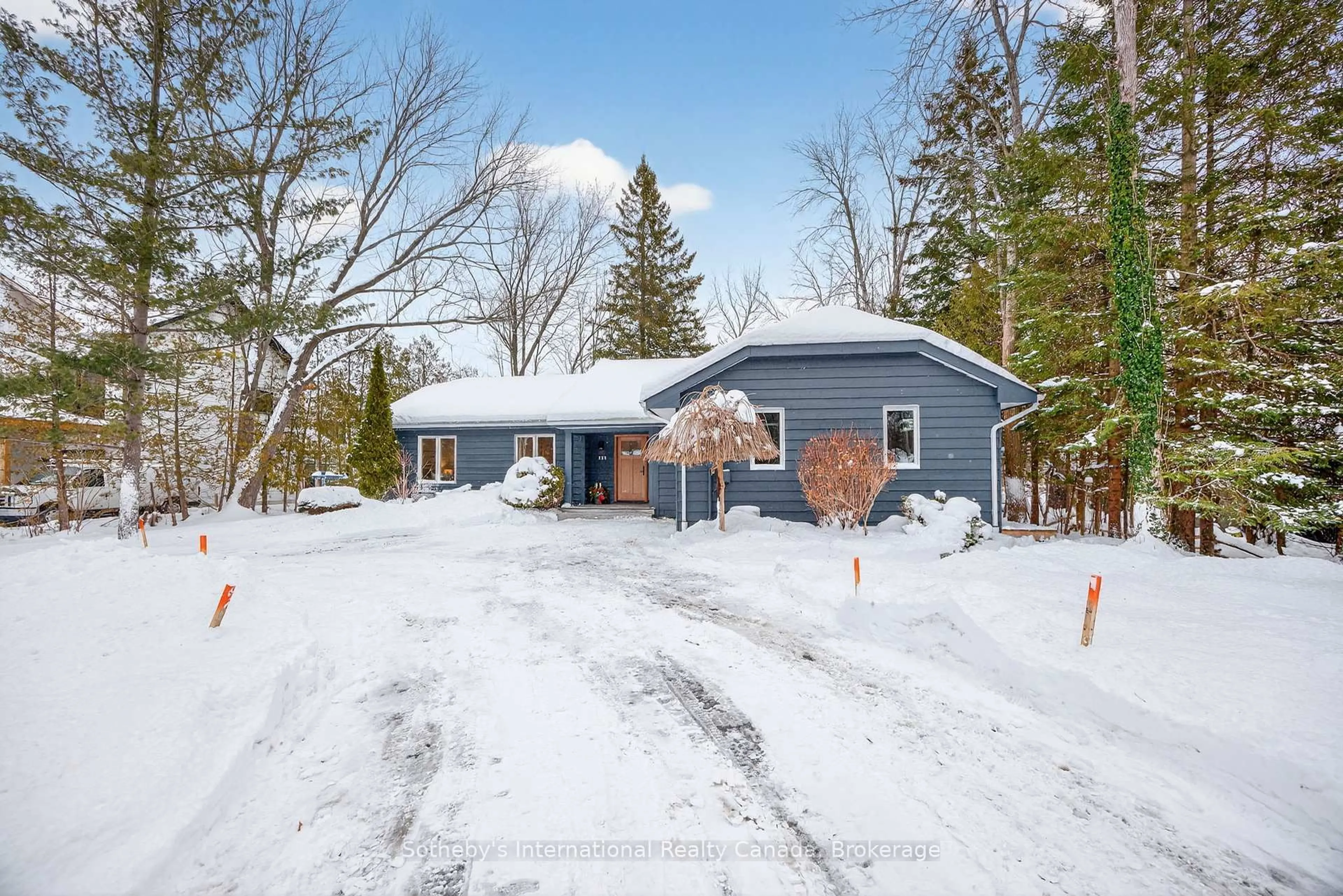 A pic from outside/outdoor area/front of a property/back of a property/a pic from drone, street for 111 Patricia Dr, Blue Mountains Ontario L9Y 0P1