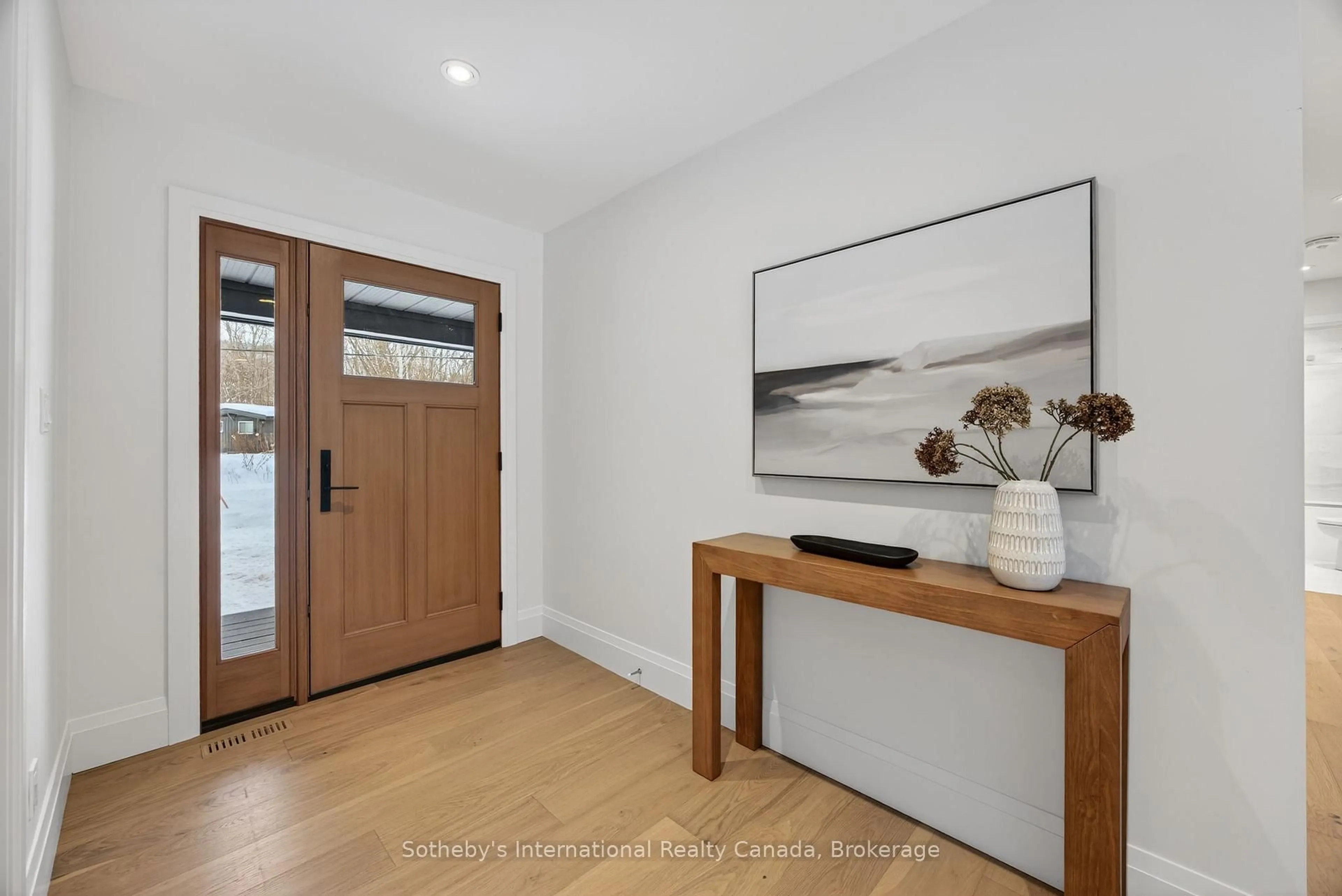 Indoor entryway for 111 Patricia Dr, Blue Mountains Ontario L9Y 0P1