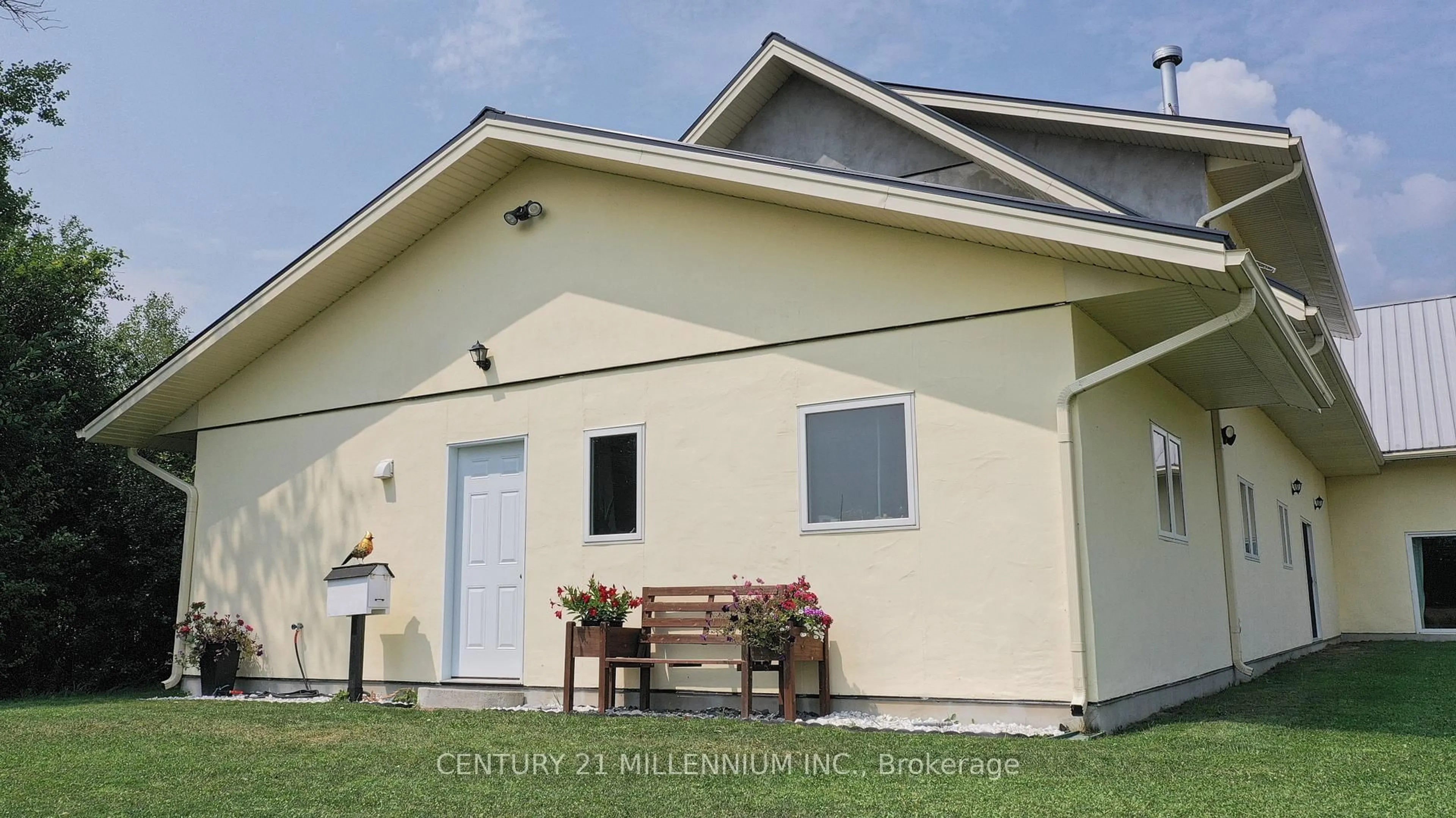 Home with vinyl exterior material, building for 322066 Concession Road 6-7, East Luther Grand Valley Ontario L9W 0W8