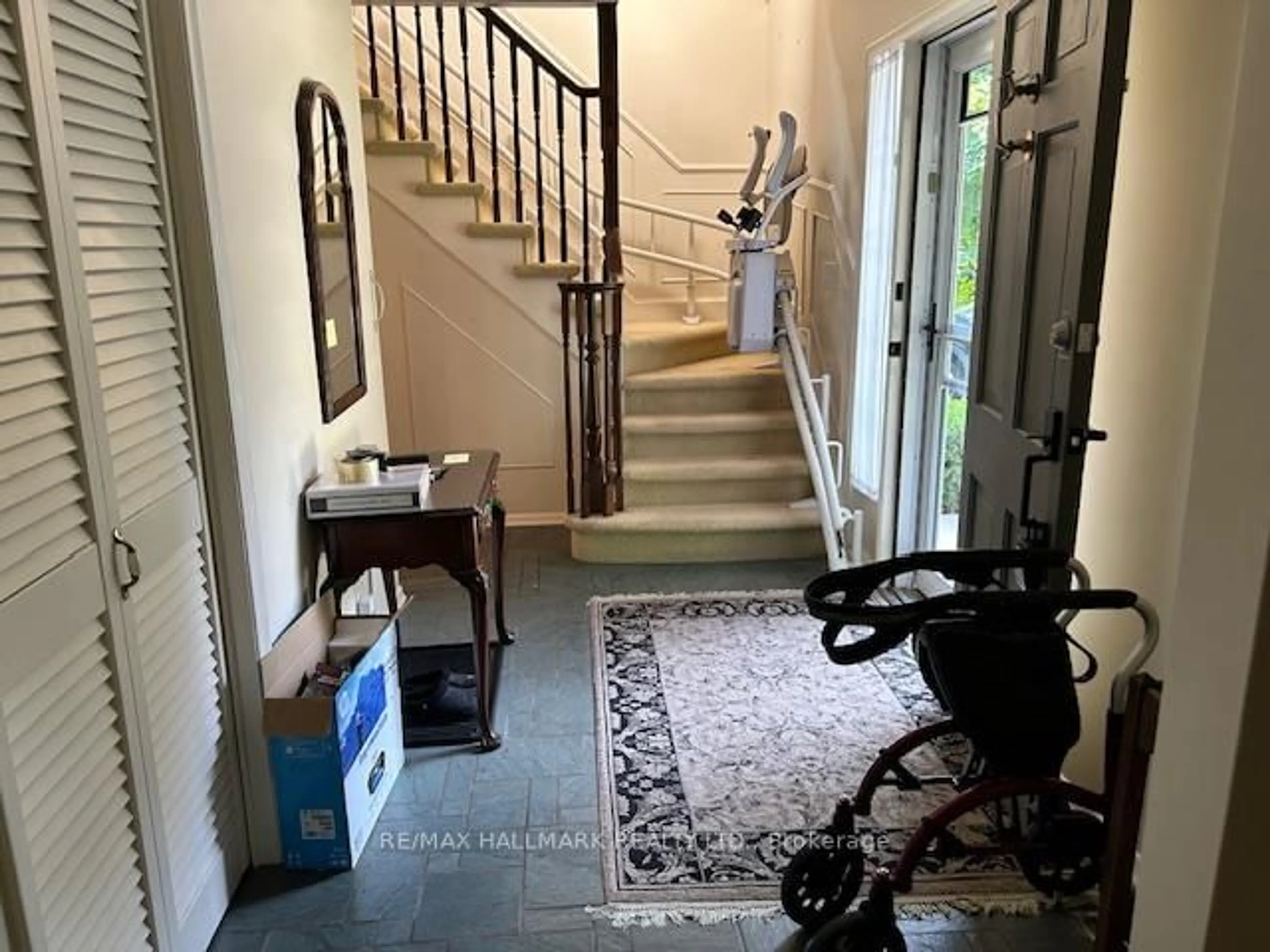 Indoor foyer for 54 Ashton Cres, Waterloo Ontario N2L 1P9