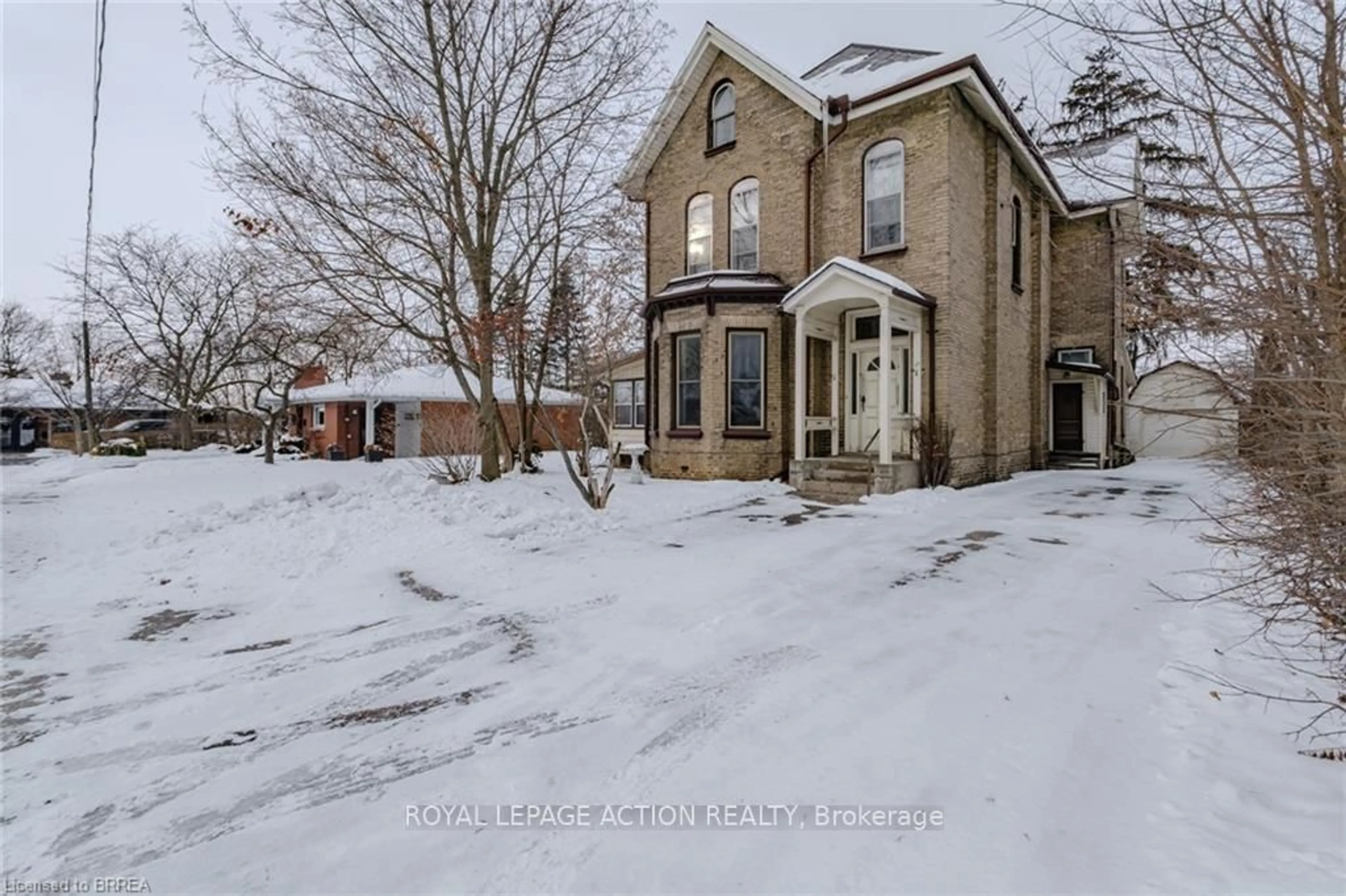 A pic from outside/outdoor area/front of a property/back of a property/a pic from drone, street for 17 Hawarden Ave, Brantford Ontario N3T 4H2