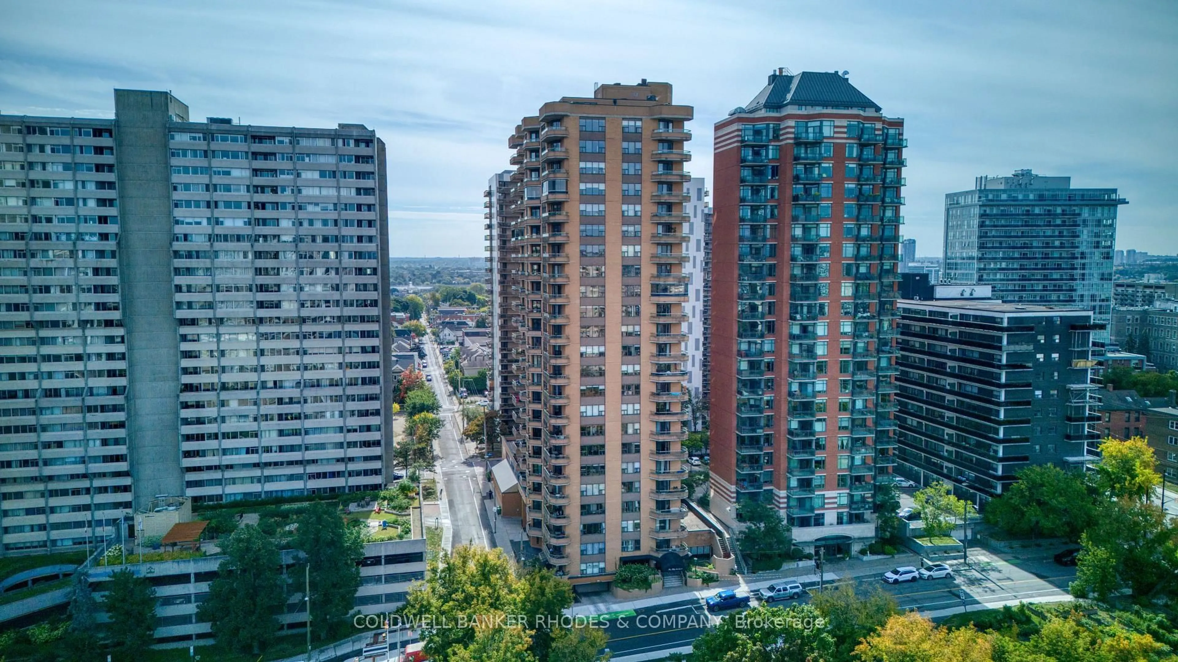 A pic from outside/outdoor area/front of a property/back of a property/a pic from drone, city buildings view from balcony for 556 Laurier Ave #1105, Ottawa Ontario K1R 7X2