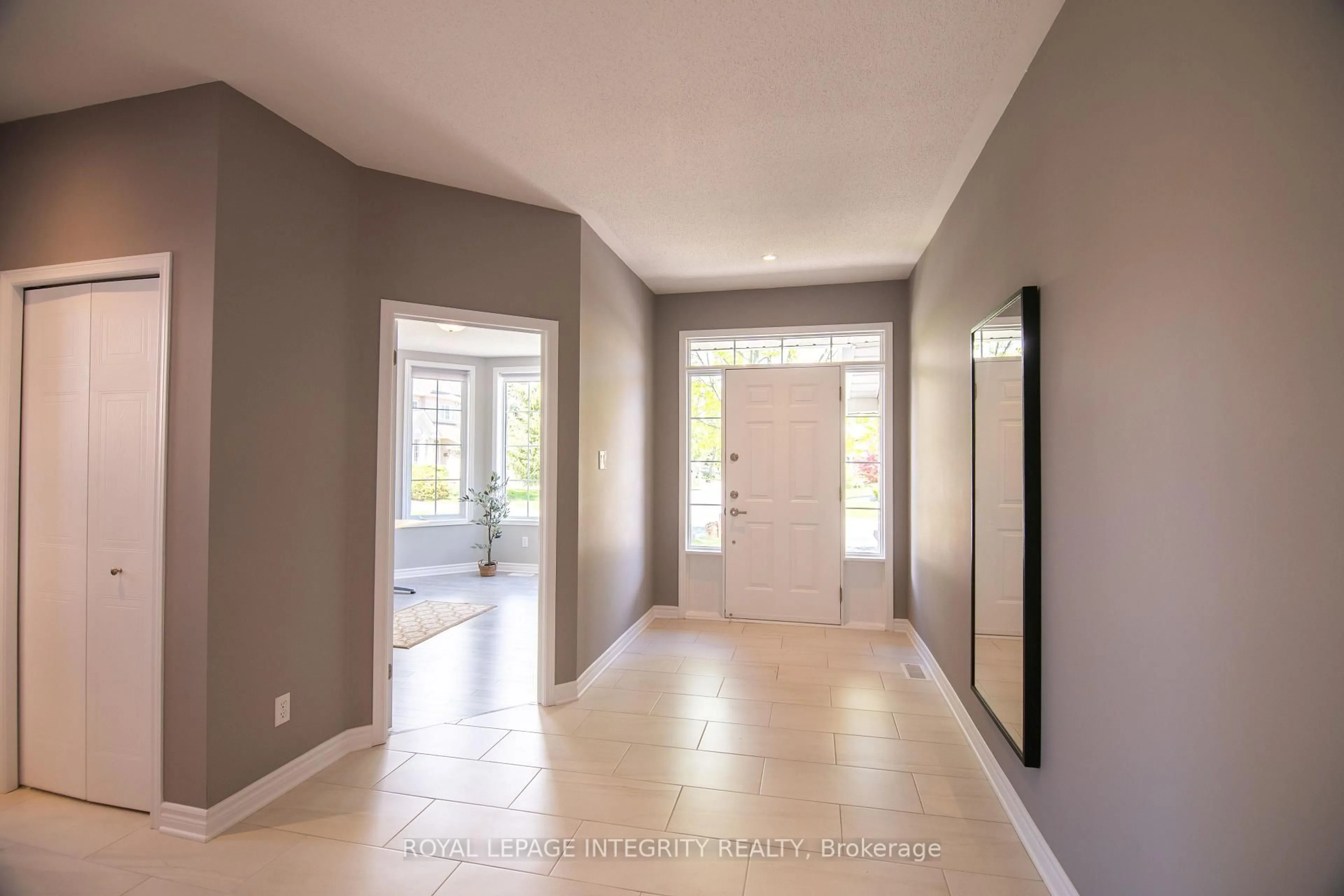 Indoor entryway for 34 Keighley Circ, Ottawa Ontario K2K 3H8