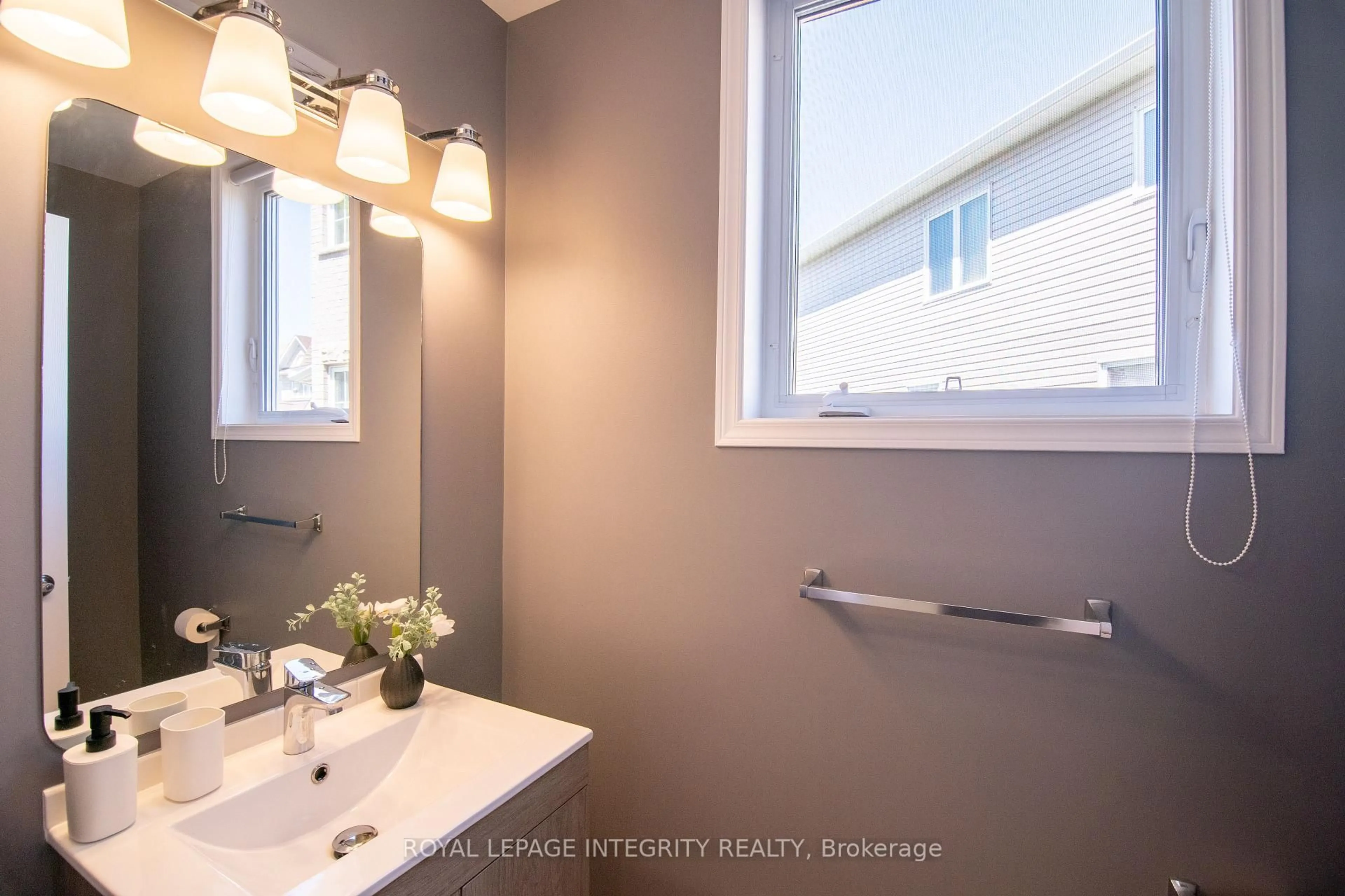 Contemporary bathroom, ceramic/tile floor for 34 Keighley Circ, Ottawa Ontario K2K 3H8