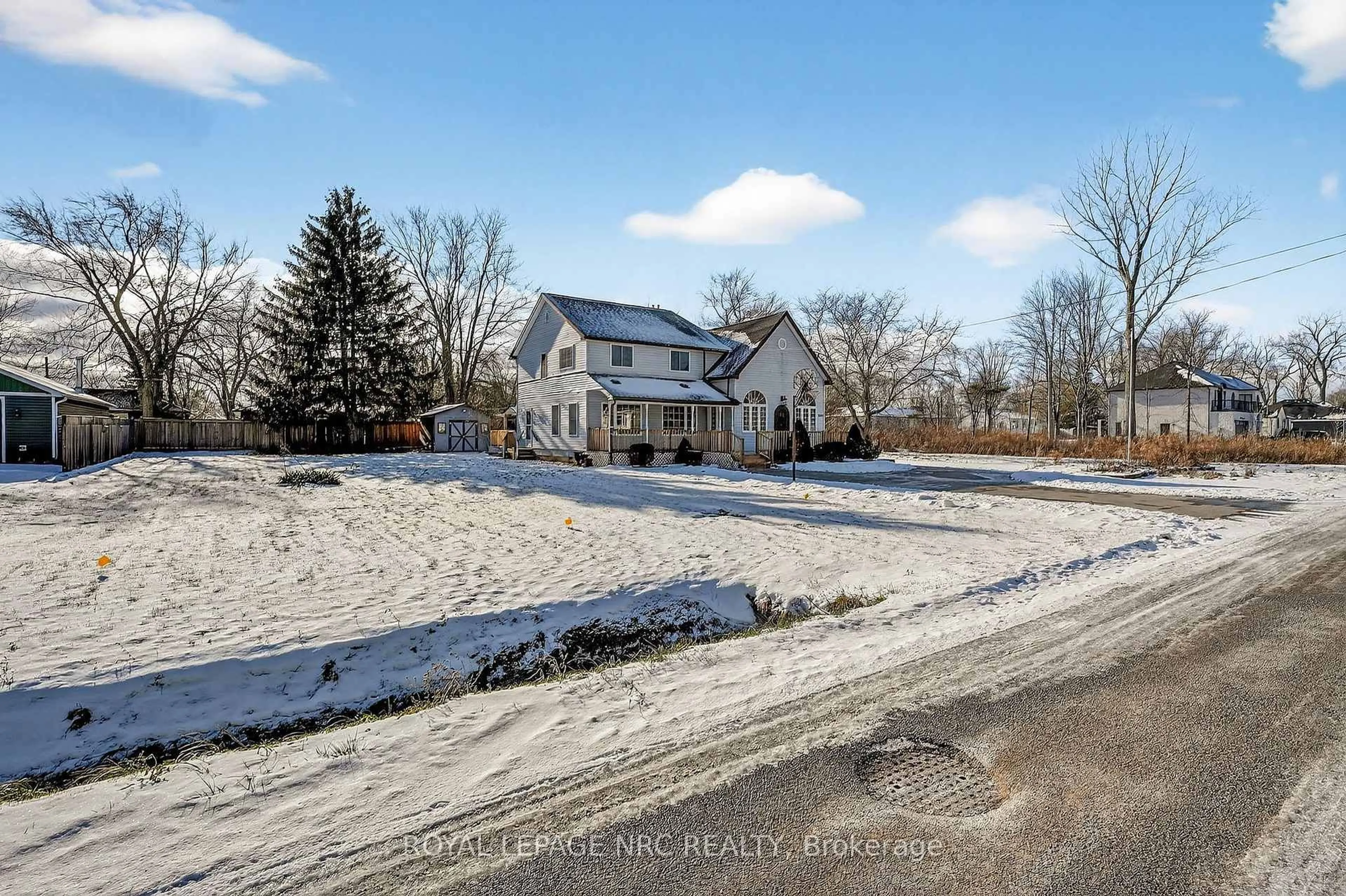 A pic from outside/outdoor area/front of a property/back of a property/a pic from drone, street for 3205 POPLAR Ave, Fort Erie Ontario L0S 1N0