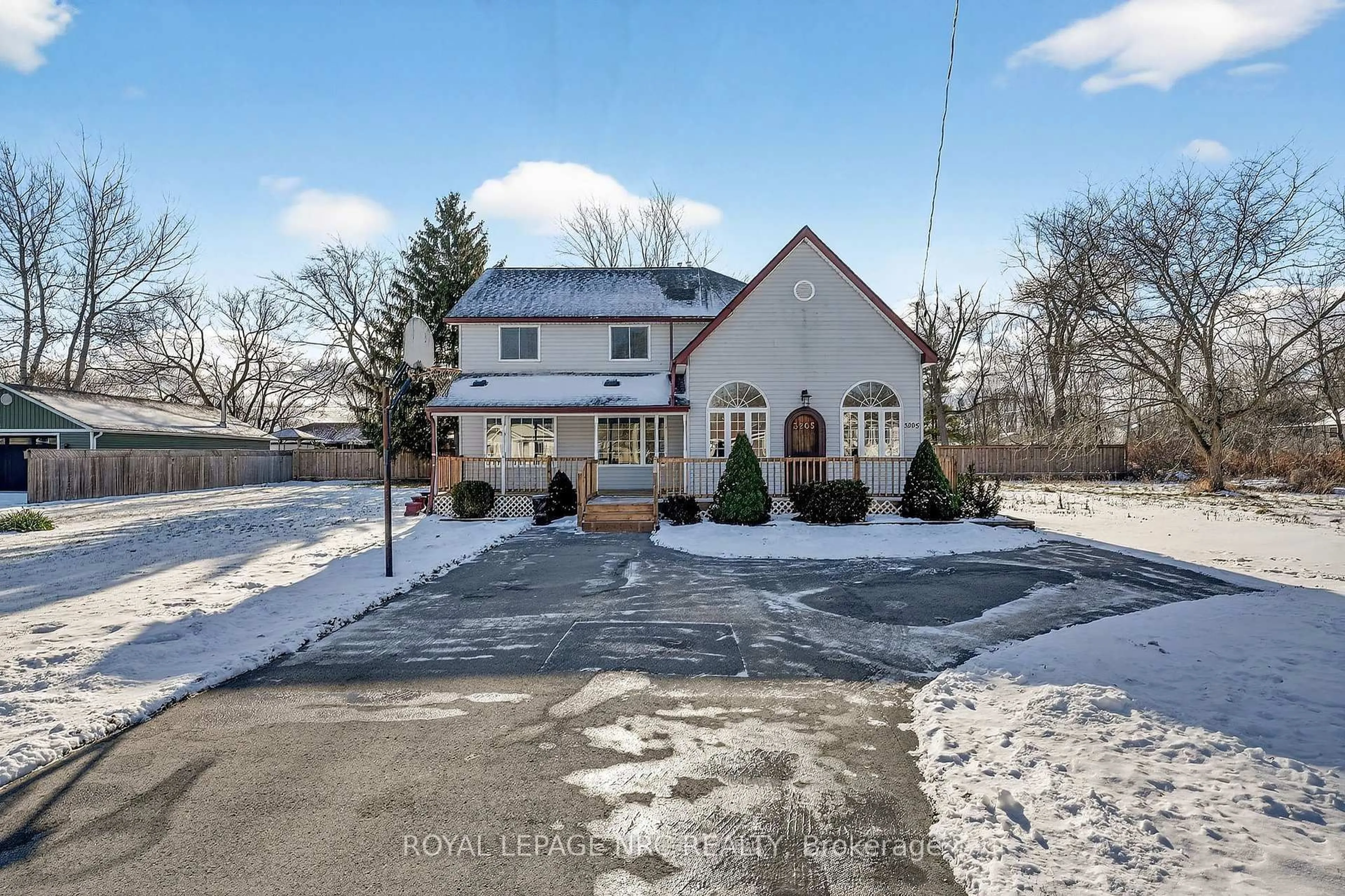 A pic from outside/outdoor area/front of a property/back of a property/a pic from drone, street for 3205 POPLAR Ave, Fort Erie Ontario L0S 1N0