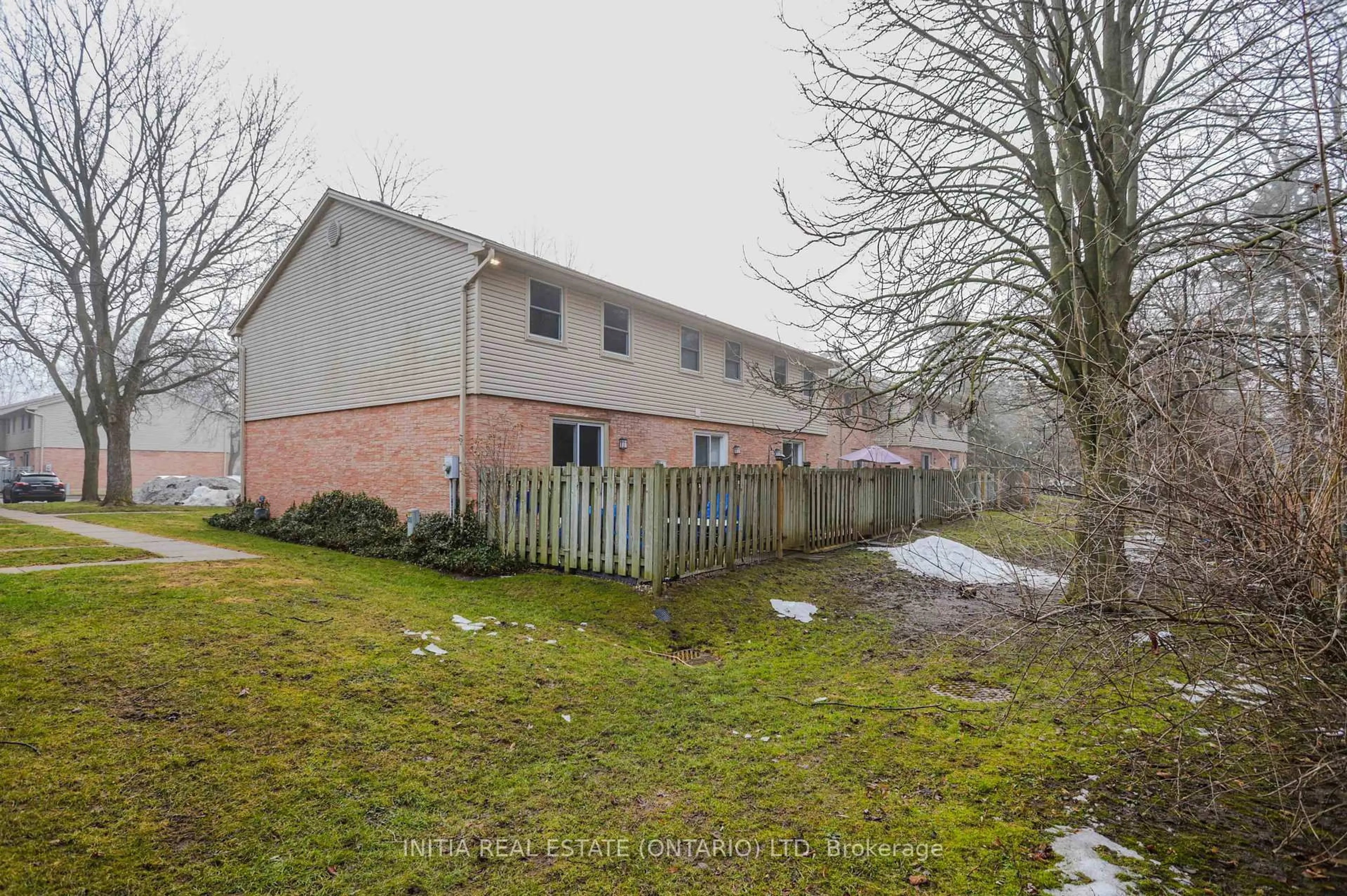 A pic from outside/outdoor area/front of a property/back of a property/a pic from drone, unknown for 1247 Huron St #91, London East Ontario N5Y 4X7