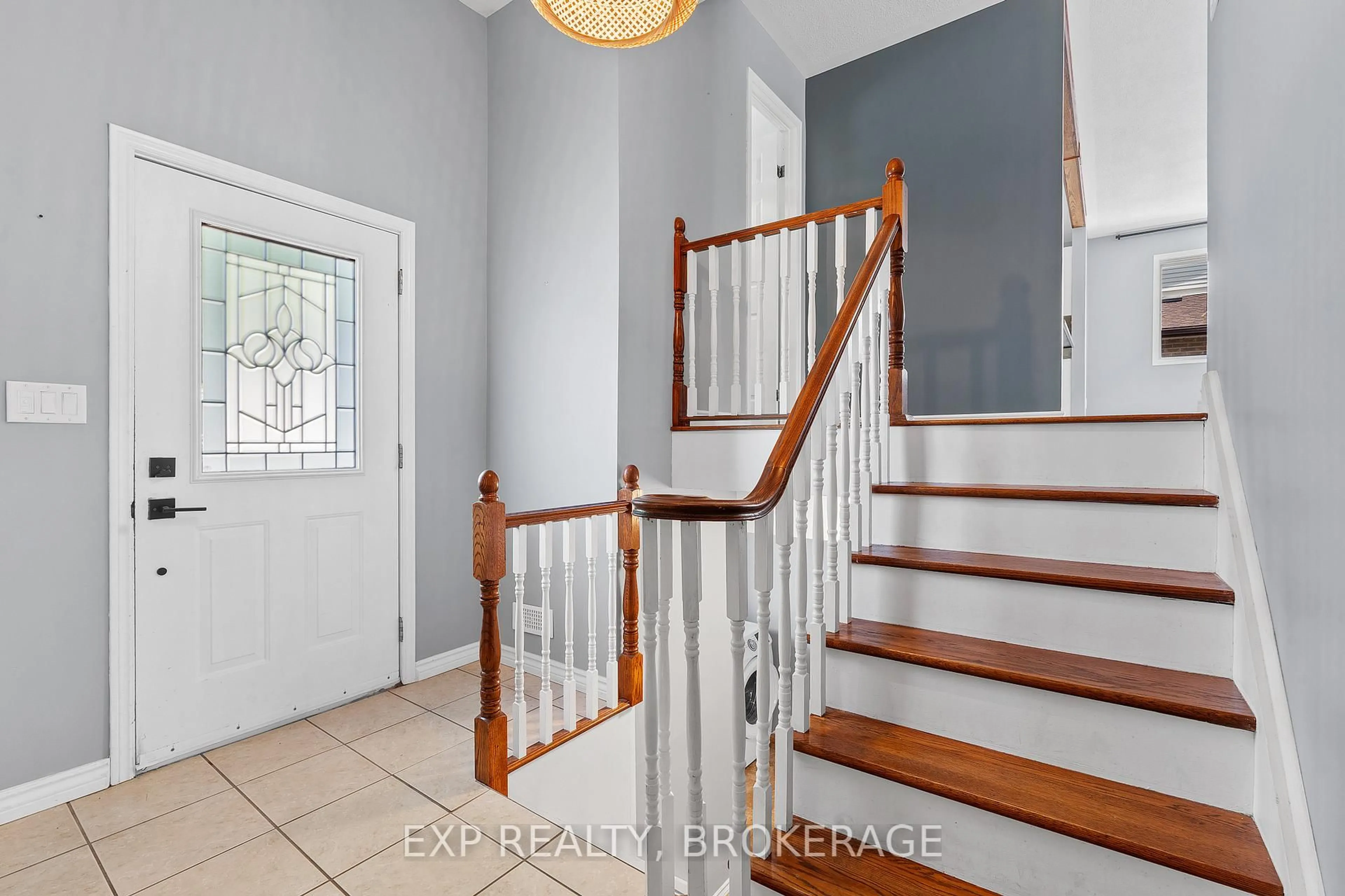 Indoor entryway for 926 CRESTHILL St, Kingston Ontario K7P 1H7
