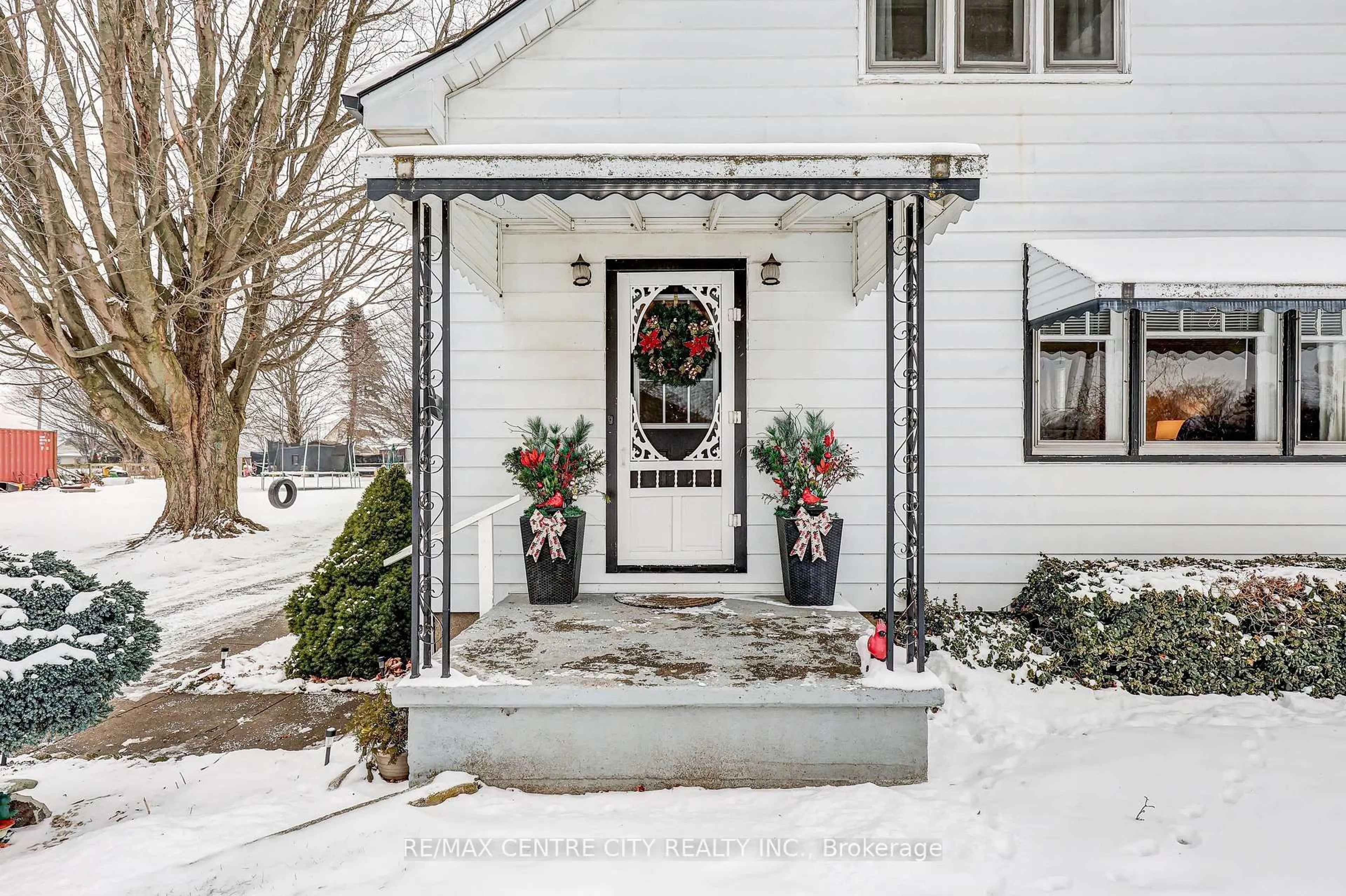 Indoor entryway for 6745 Richmond Rd, Malahide Ontario N5H 2R5