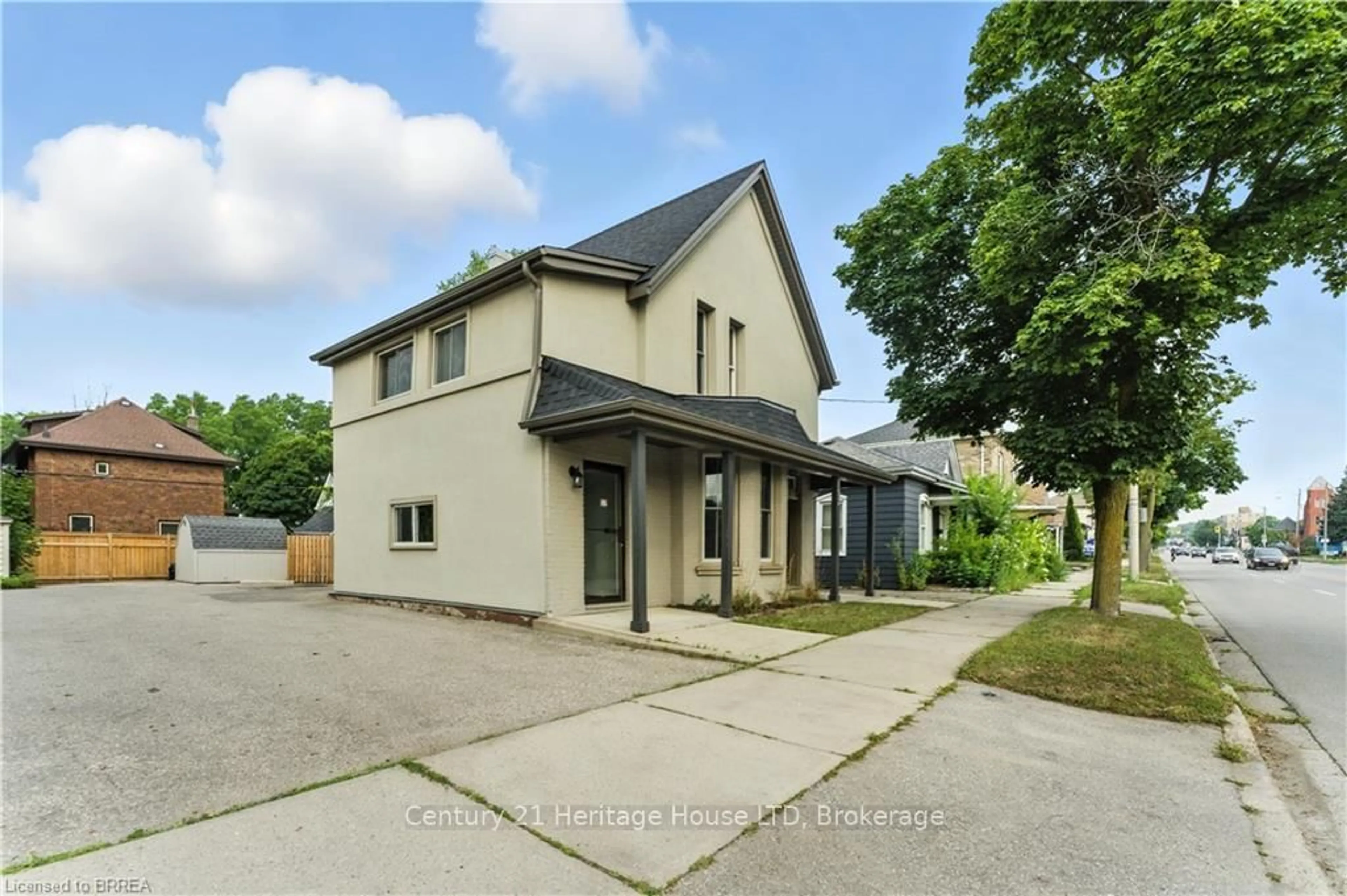 A pic from outside/outdoor area/front of a property/back of a property/a pic from drone, street for 192 Brant Ave, Brantford Ontario N3T 3H9