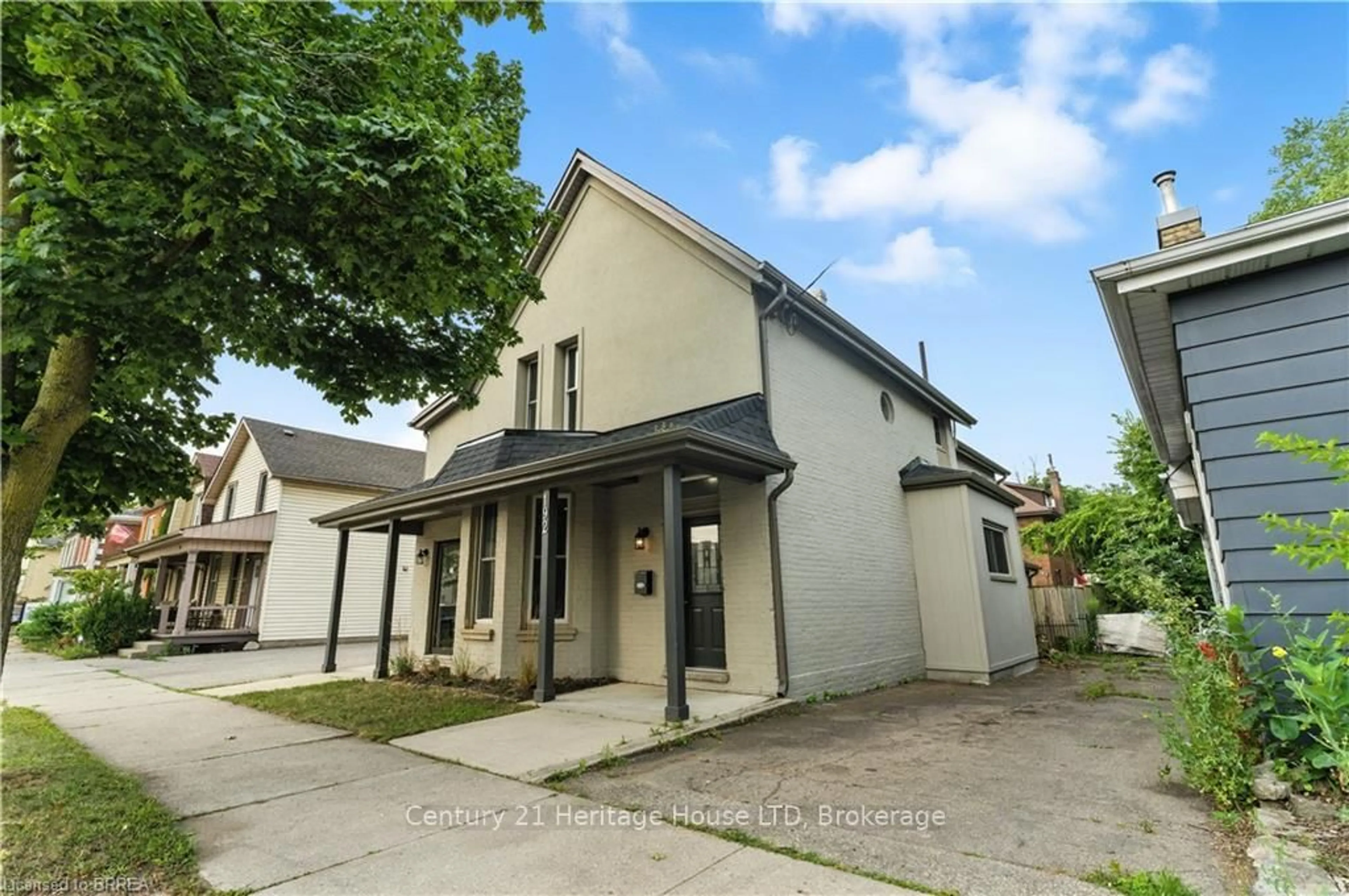 A pic from outside/outdoor area/front of a property/back of a property/a pic from drone, street for 192 Brant Ave, Brantford Ontario N3T 3H9