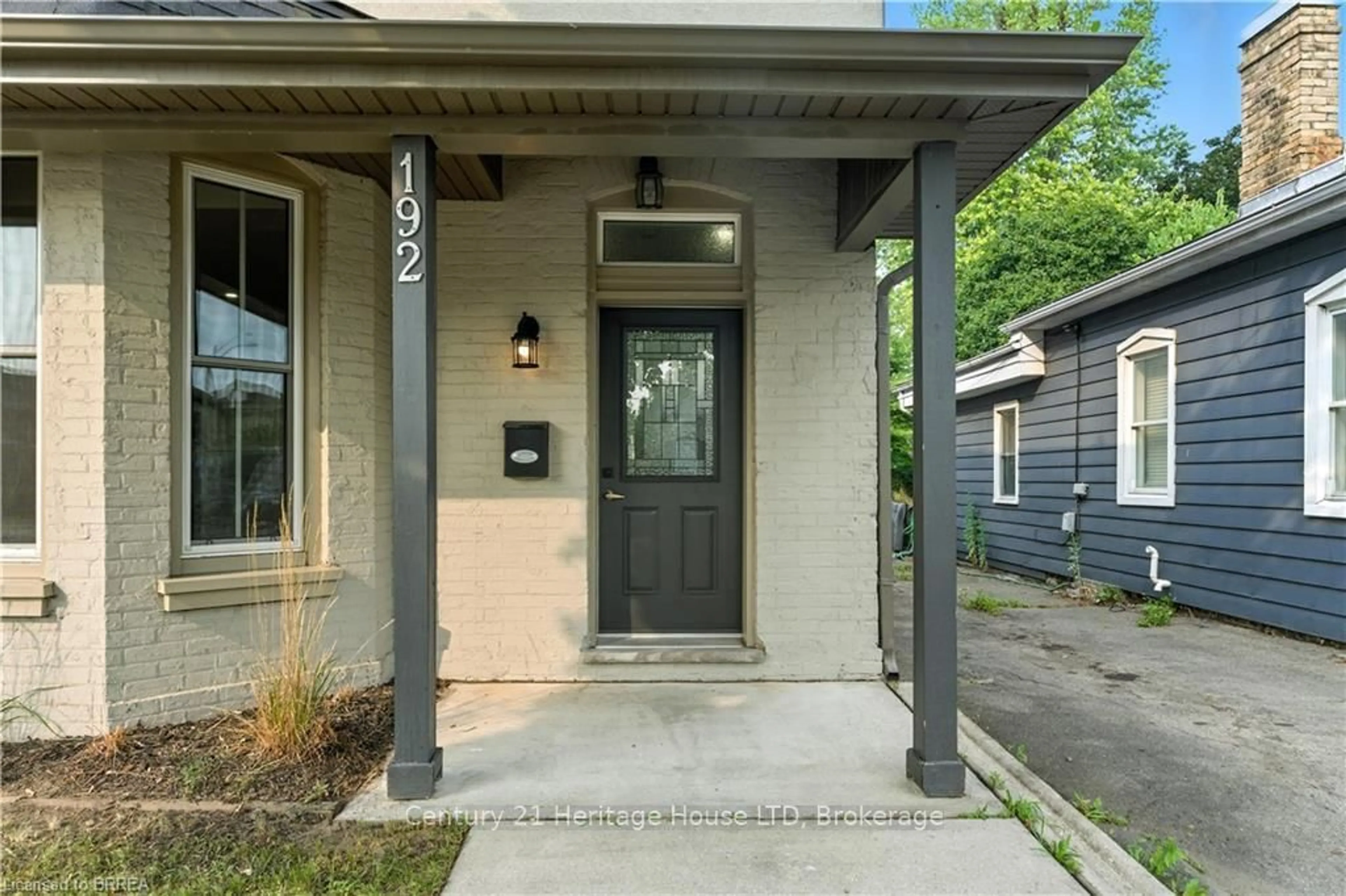 Indoor entryway for 192 Brant Ave, Brantford Ontario N3T 3H9