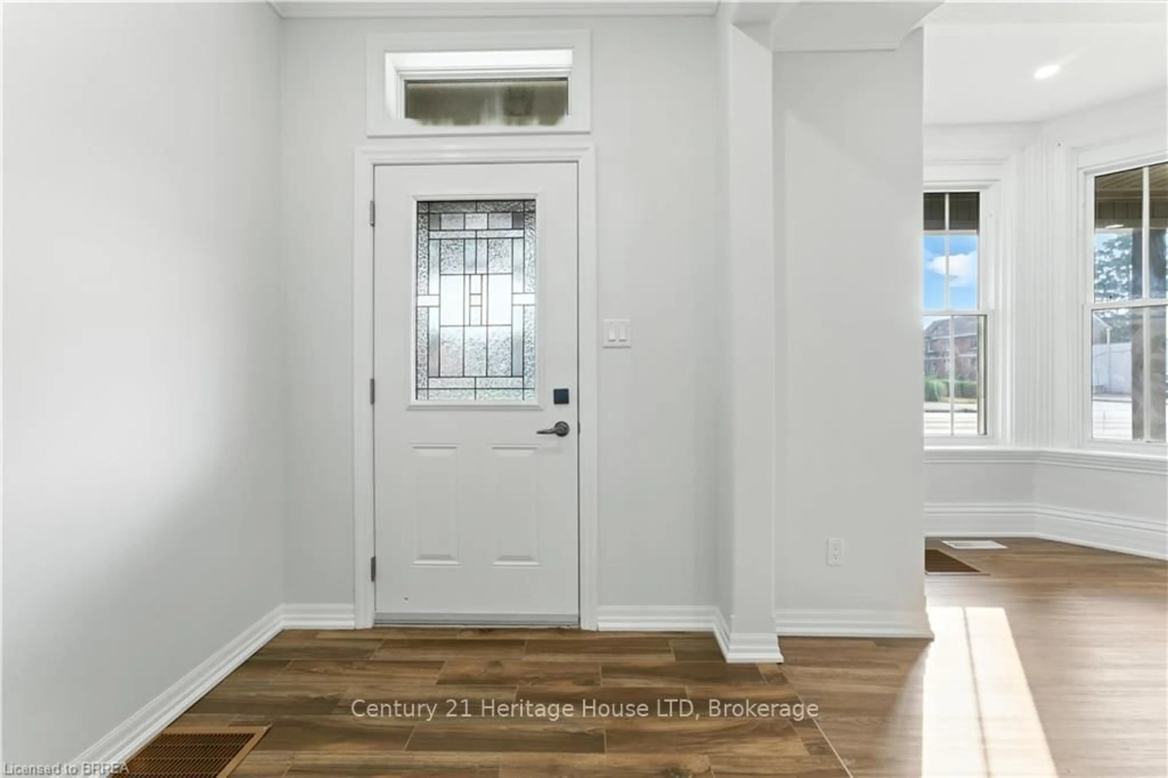 Indoor entryway for 192 Brant Ave, Brantford Ontario N3T 3H9