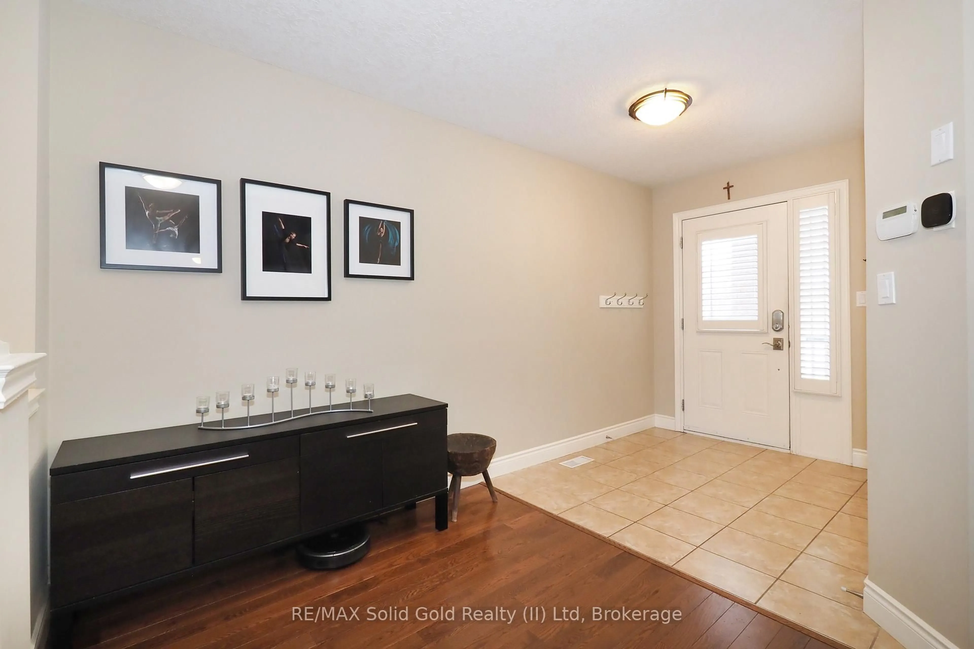 Indoor entryway for 33 Huck Cres, Kitchener Ontario N2N 3N8