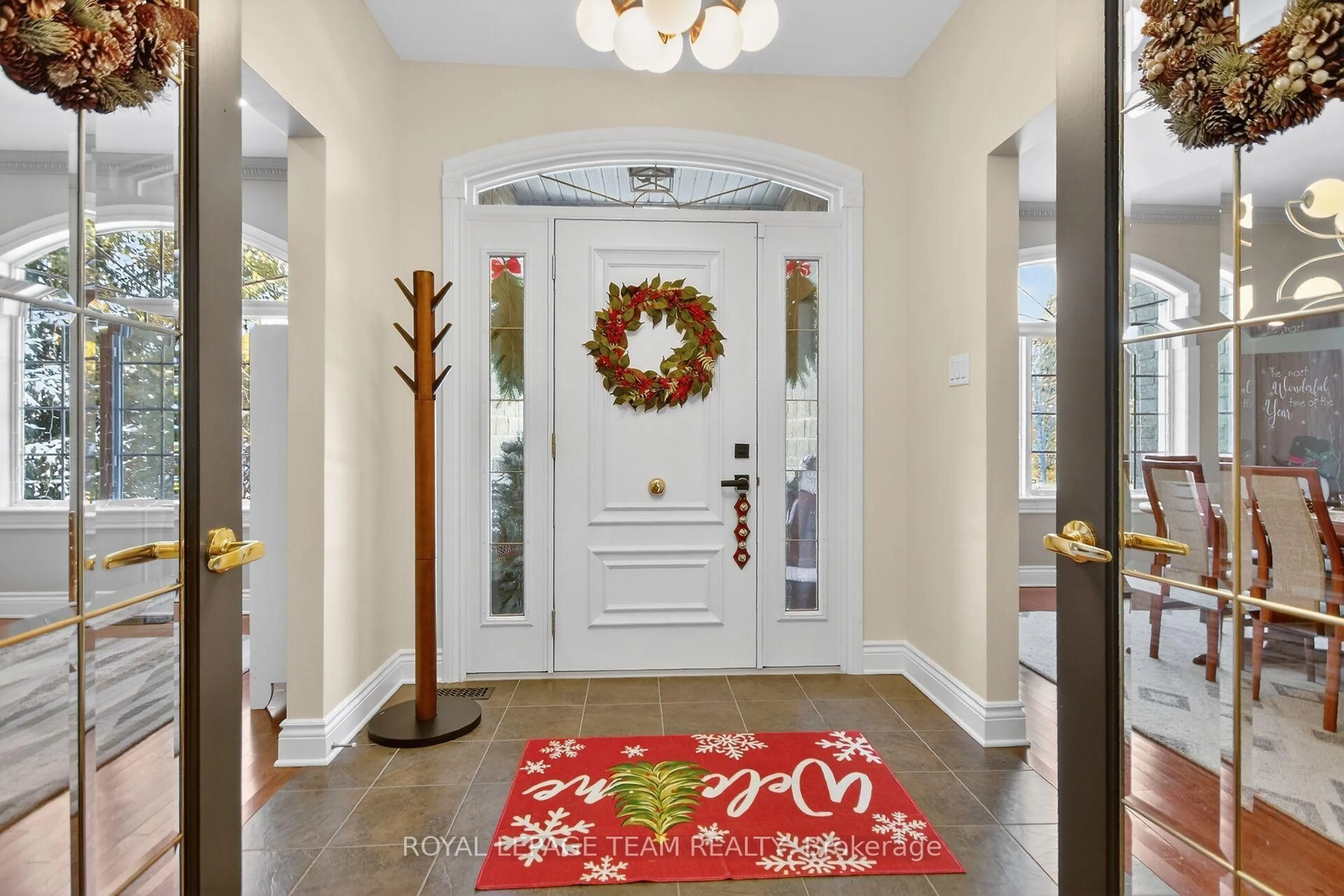 Indoor entryway for 6196 Elkwood Dr, Ottawa Ontario K4P 1M9