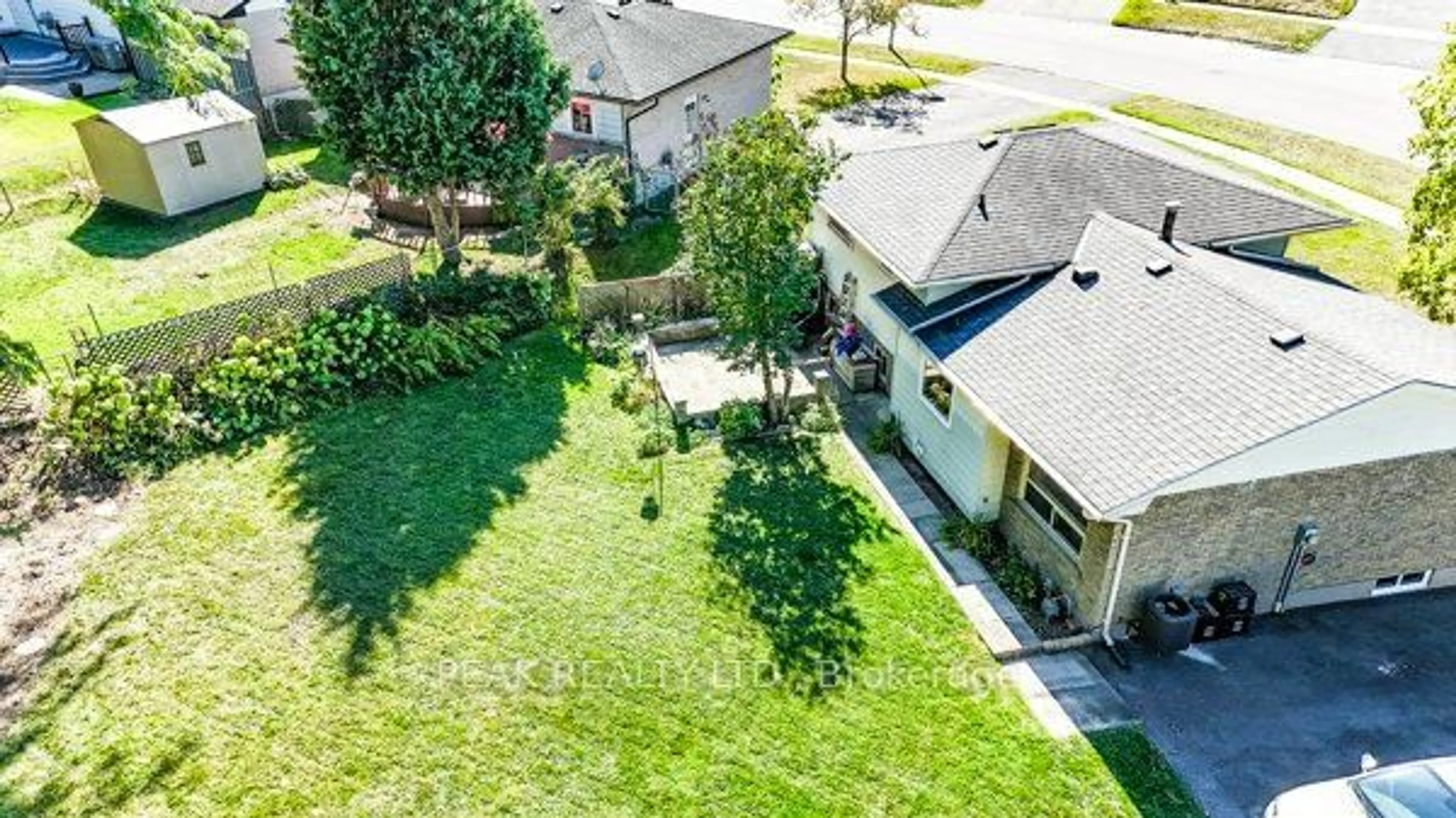 A pic from outside/outdoor area/front of a property/back of a property/a pic from drone, street for 659 Gladstone Dr, Woodstock Ontario N4S 5S7