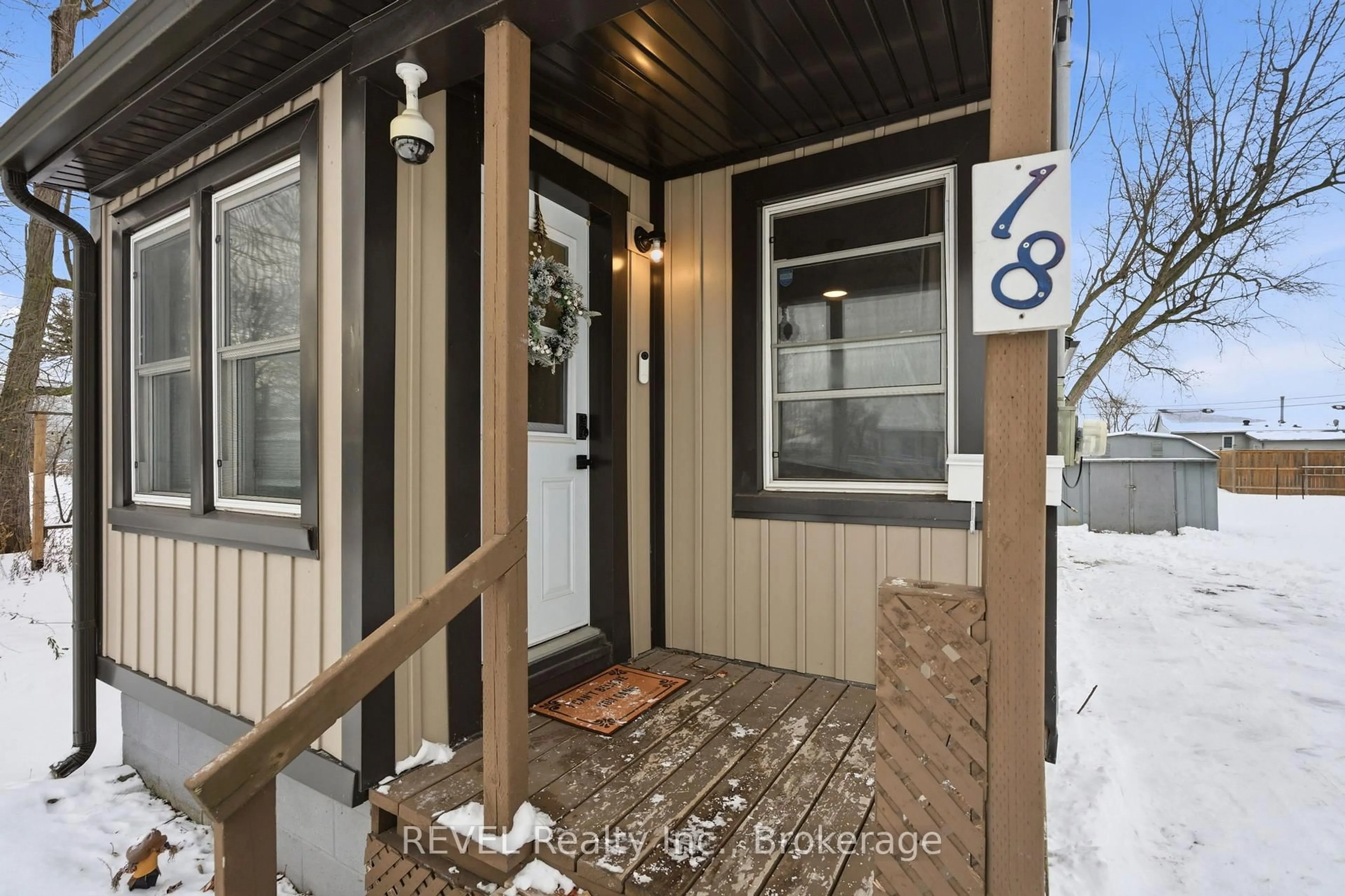 Indoor entryway for 18 Kingsmill St, Fort Erie Ontario L2A 4E3