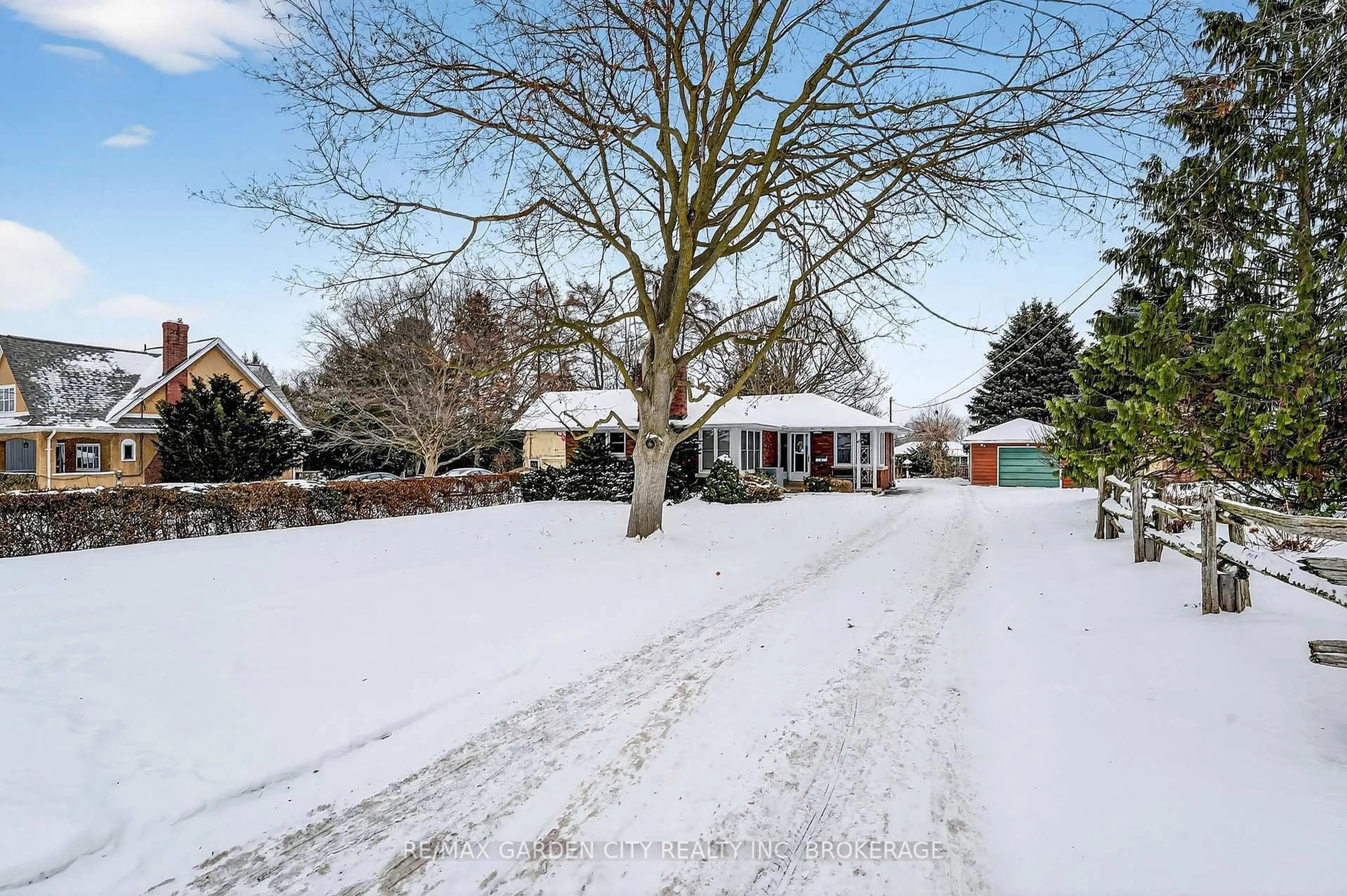 A pic from outside/outdoor area/front of a property/back of a property/a pic from drone, street for 13 Chestnut St, Pelham Ontario L0S 1E3