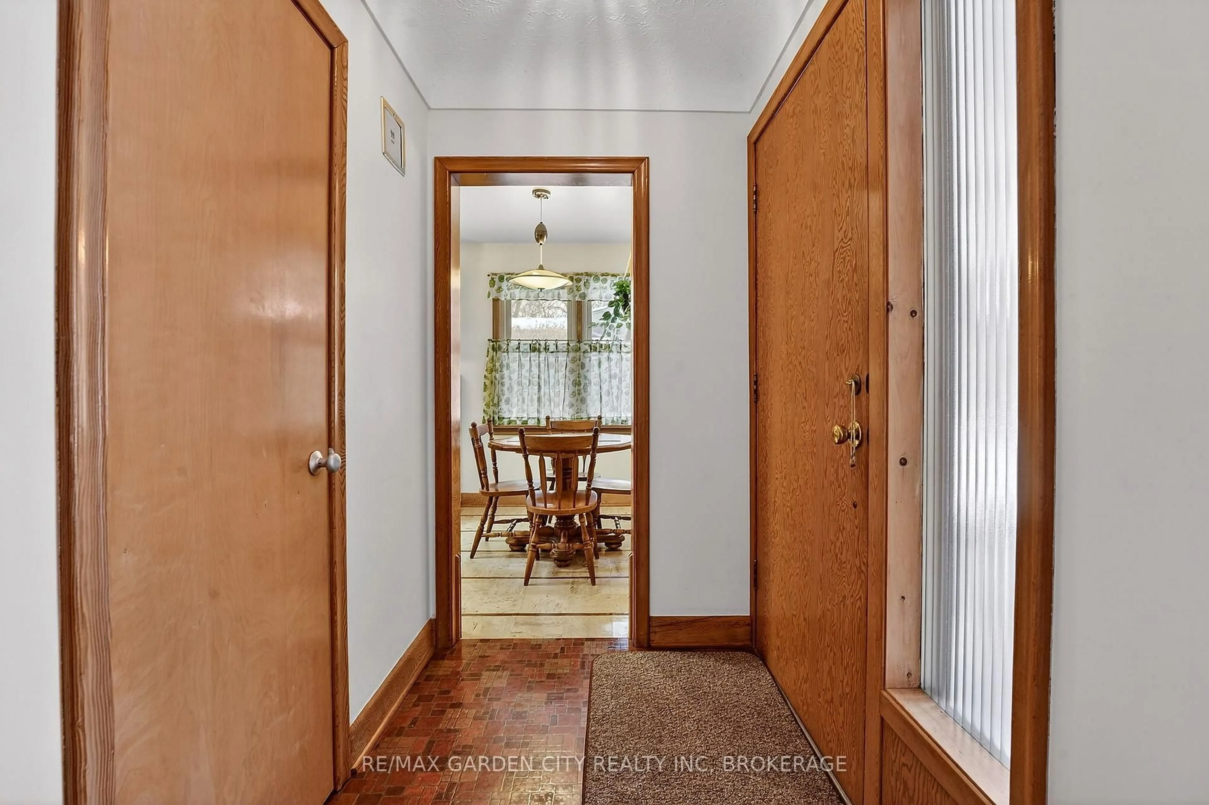 Indoor foyer for 13 Chestnut St, Pelham Ontario L0S 1E3