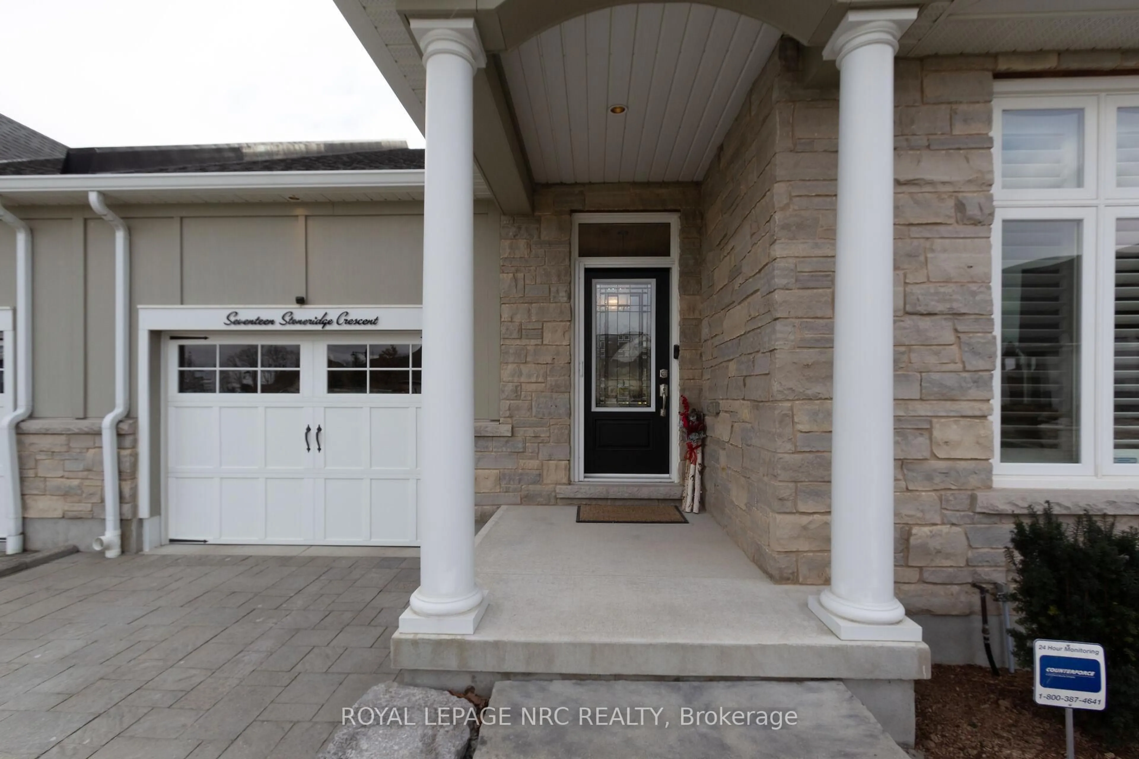 Indoor entryway for 17 Stoneridge Cres, Niagara-on-the-Lake Ontario L0S 1J1