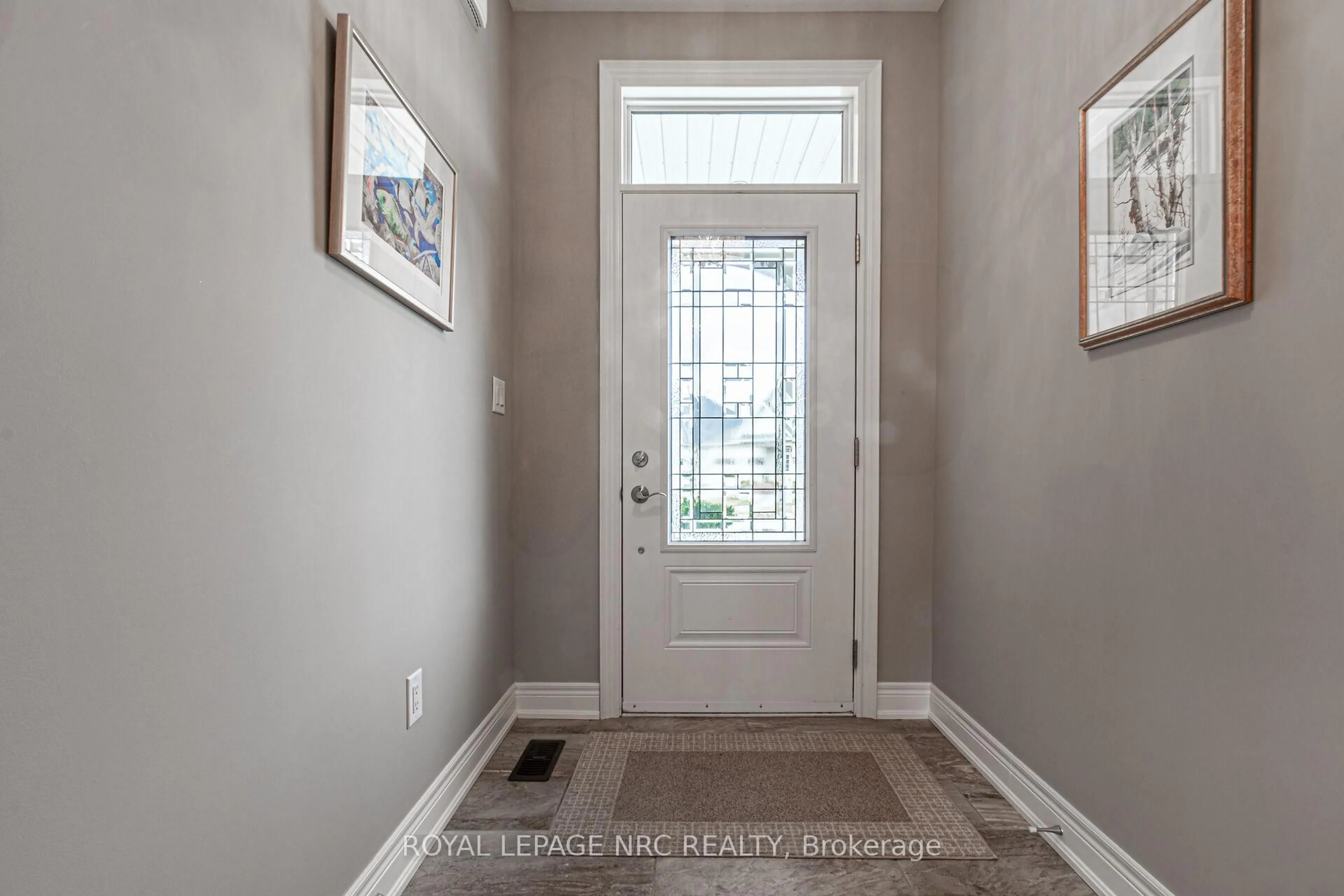 Indoor entryway for 17 Stoneridge Cres, Niagara-on-the-Lake Ontario L0S 1J1