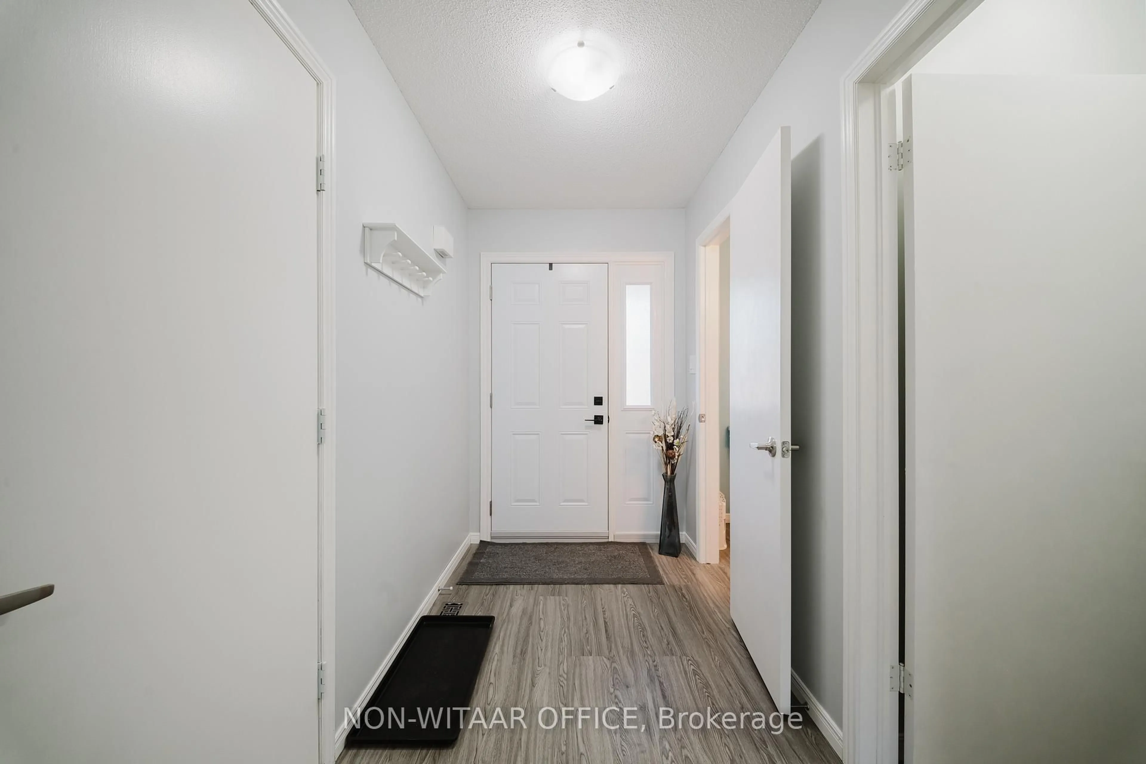 Indoor entryway for 431 Springbank Ave, Woodstock Ontario N4T 1H8