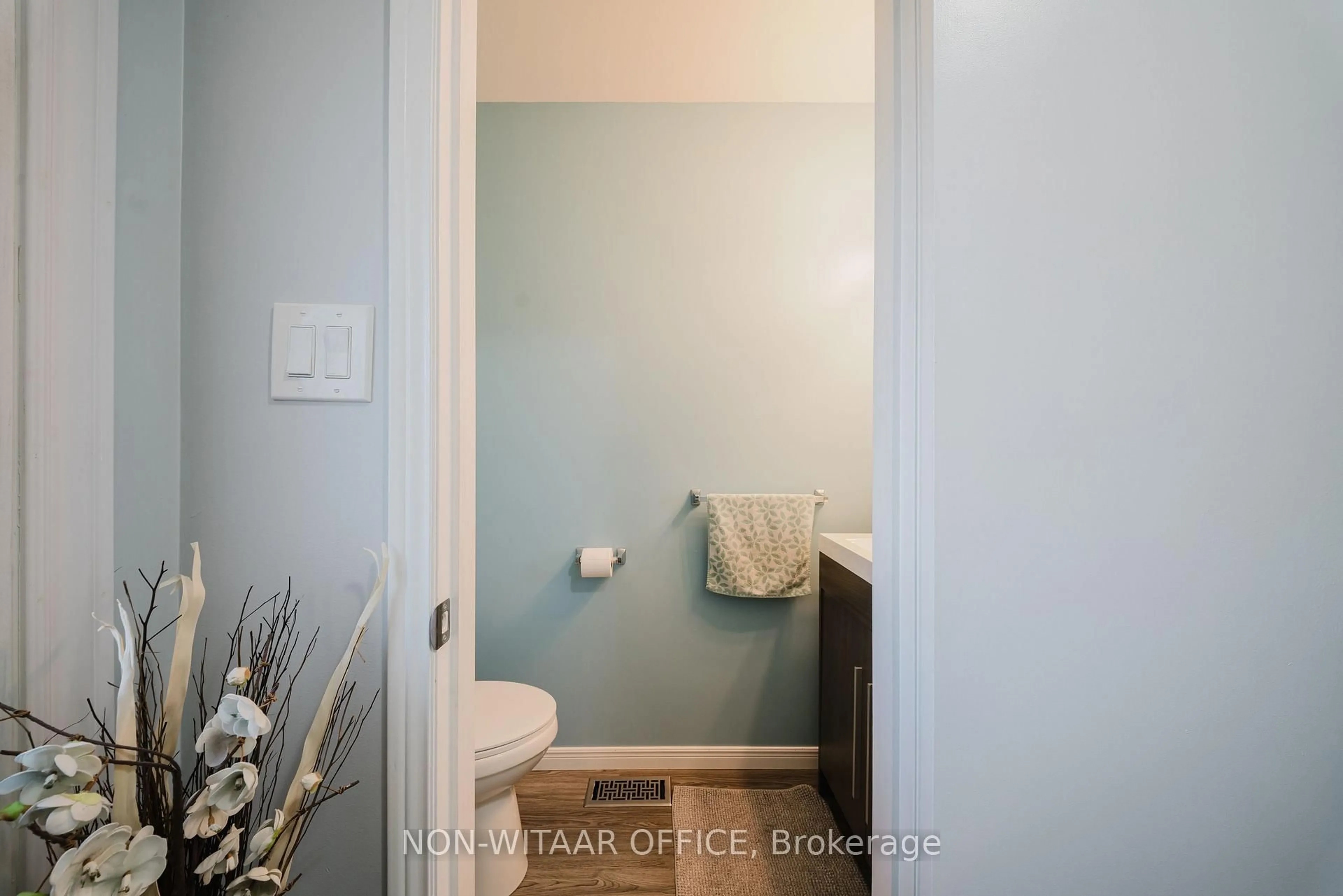 Standard bathroom, ceramic/tile floor for 431 Springbank Ave, Woodstock Ontario N4T 1H8