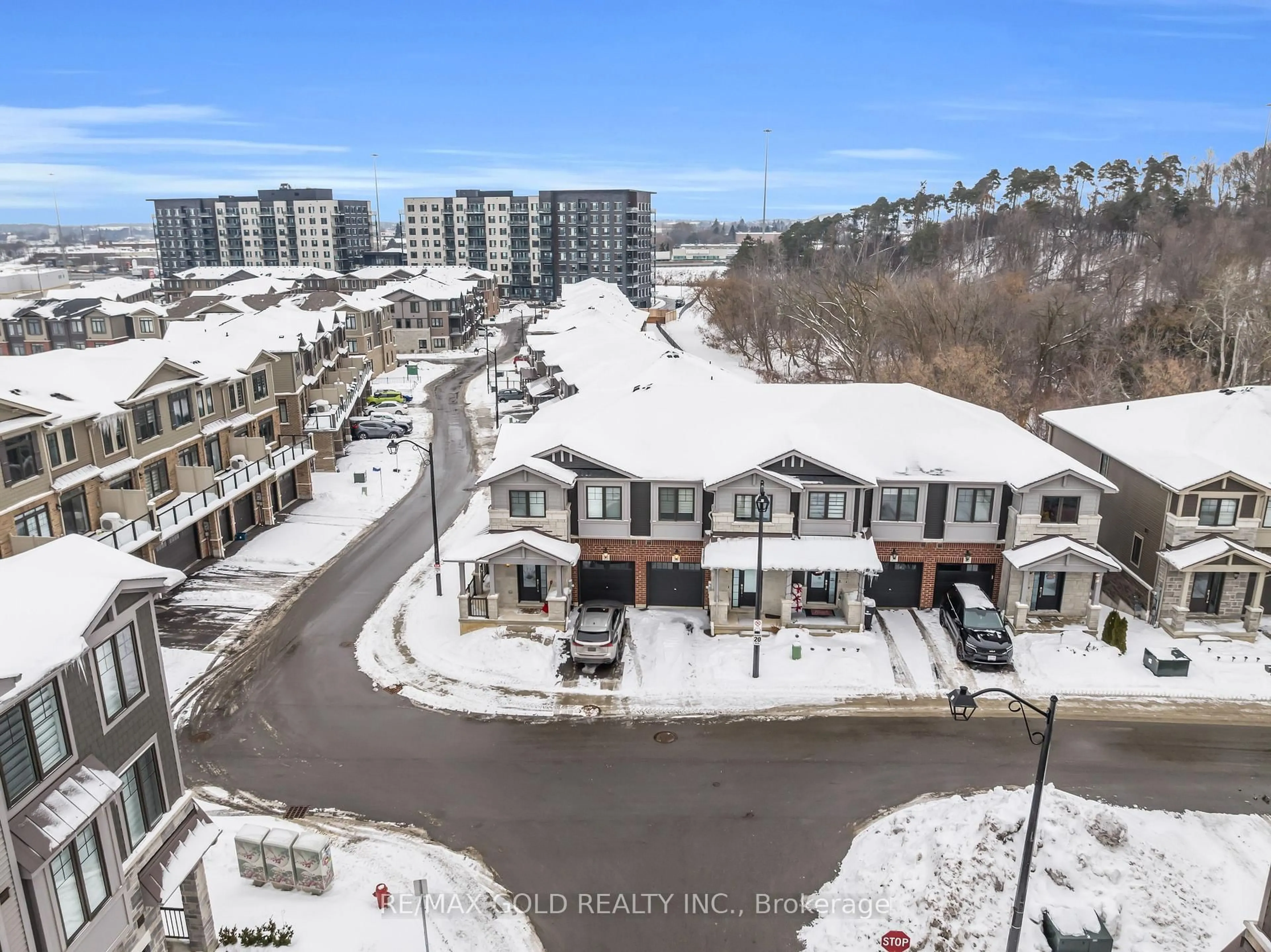 A pic from outside/outdoor area/front of a property/back of a property/a pic from drone, unknown for 10 Birmingham Dr #38, Cambridge Ontario N1R 0C6