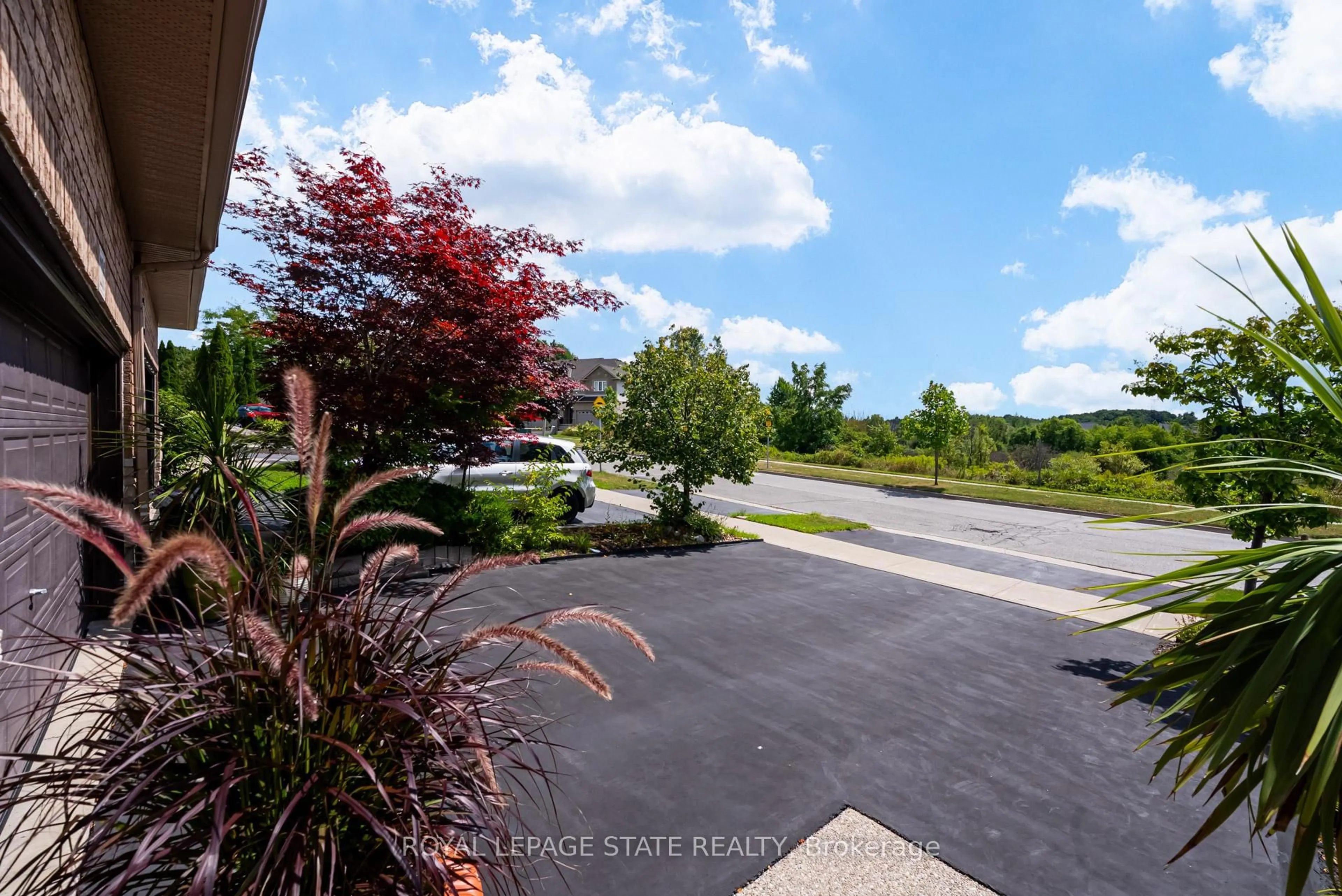 A pic from outside/outdoor area/front of a property/back of a property/a pic from drone, street for 1105 Harrogate Dr, Hamilton Ontario L9K 1N1