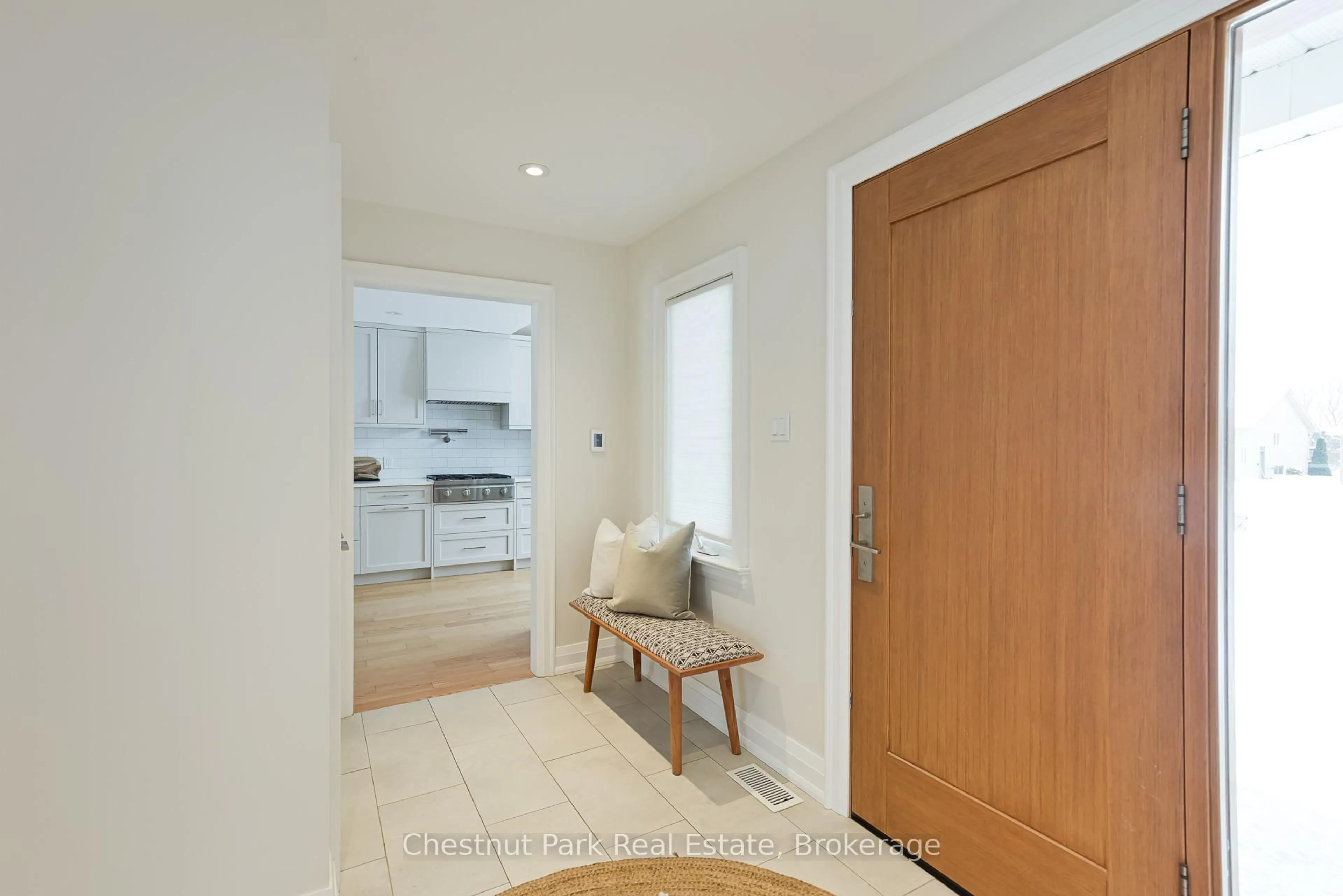 Indoor entryway for 4 Wickens Lane, Blue Mountains Ontario N0H 2P0