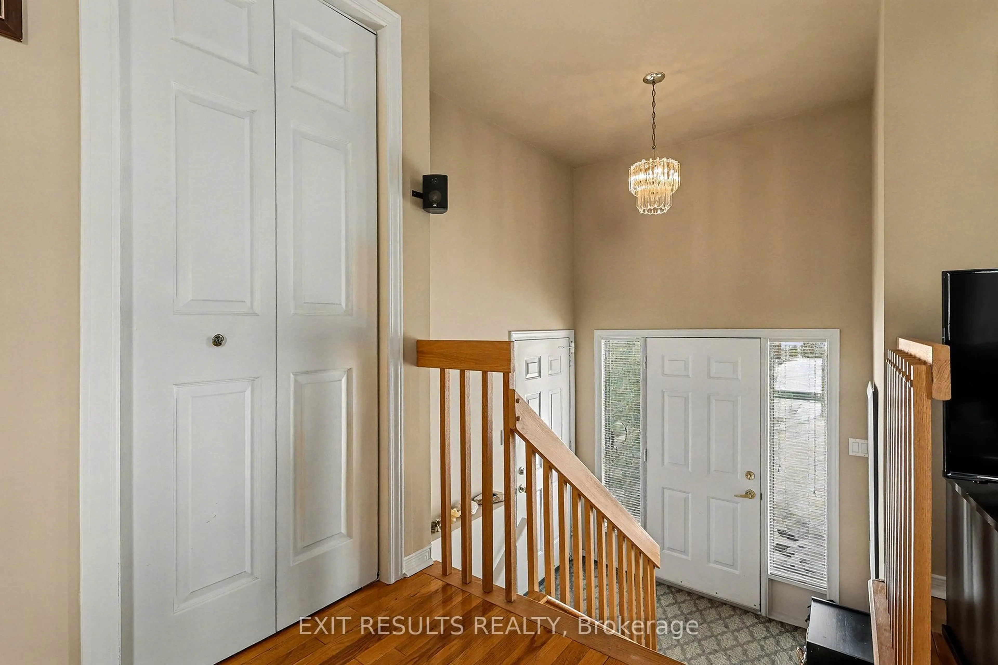 Indoor entryway for 245 Ivan Cres, Cornwall Ontario K6H 7G6