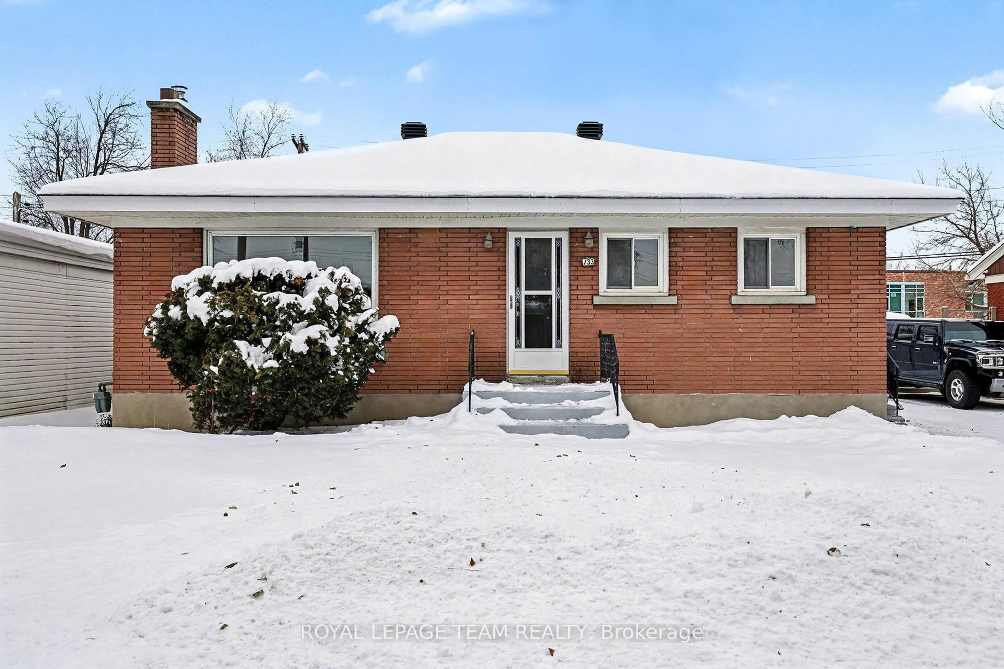 Home with brick exterior material, street for 733 Halstead St, Ottawa Ontario K1G 1M5