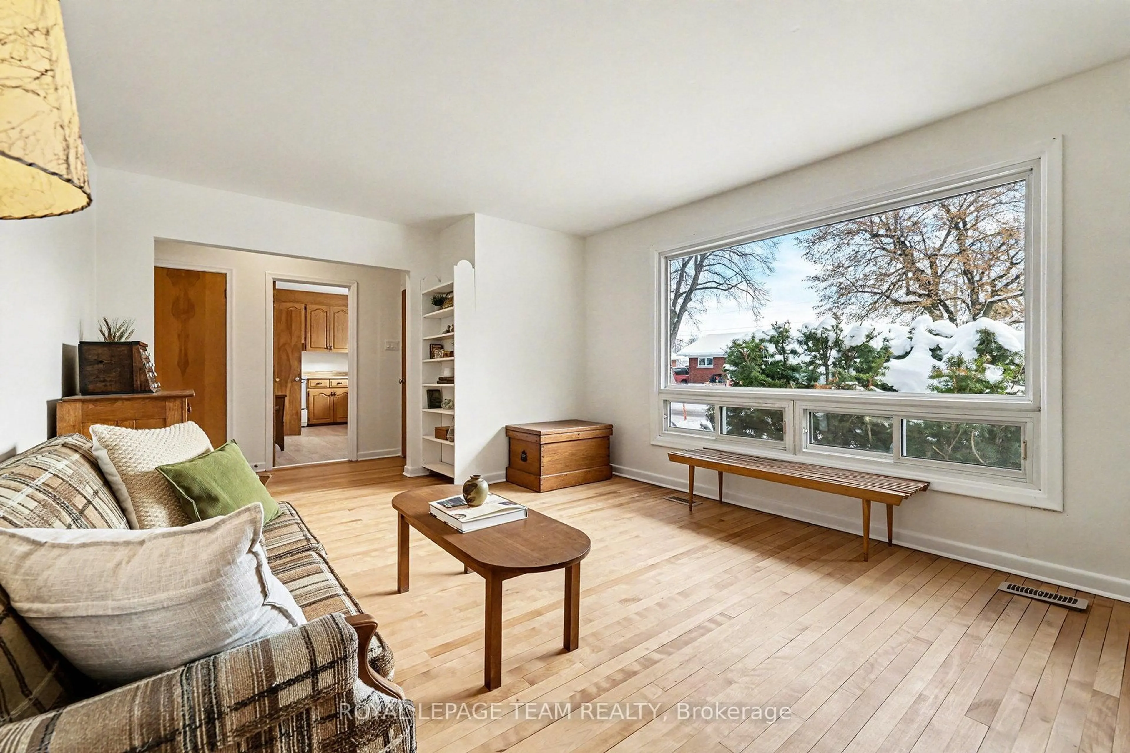 Living room with furniture, wood/laminate floor for 733 Halstead St, Ottawa Ontario K1G 1M5