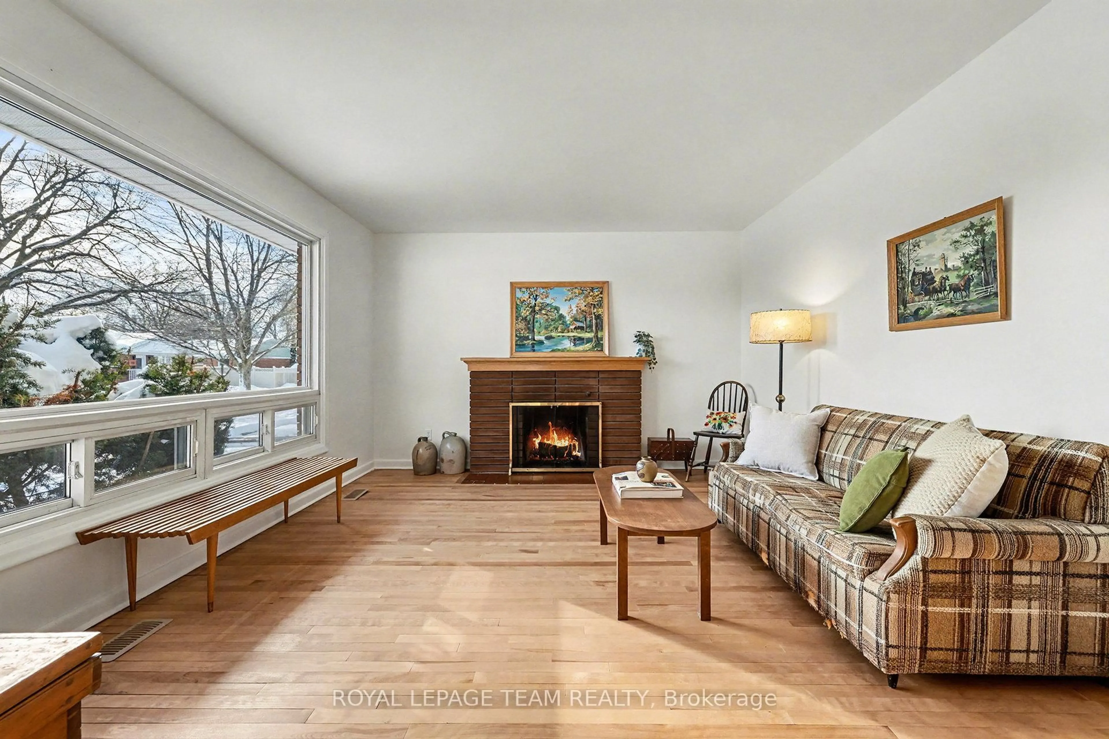 Living room with furniture, wood/laminate floor for 733 Halstead St, Ottawa Ontario K1G 1M5