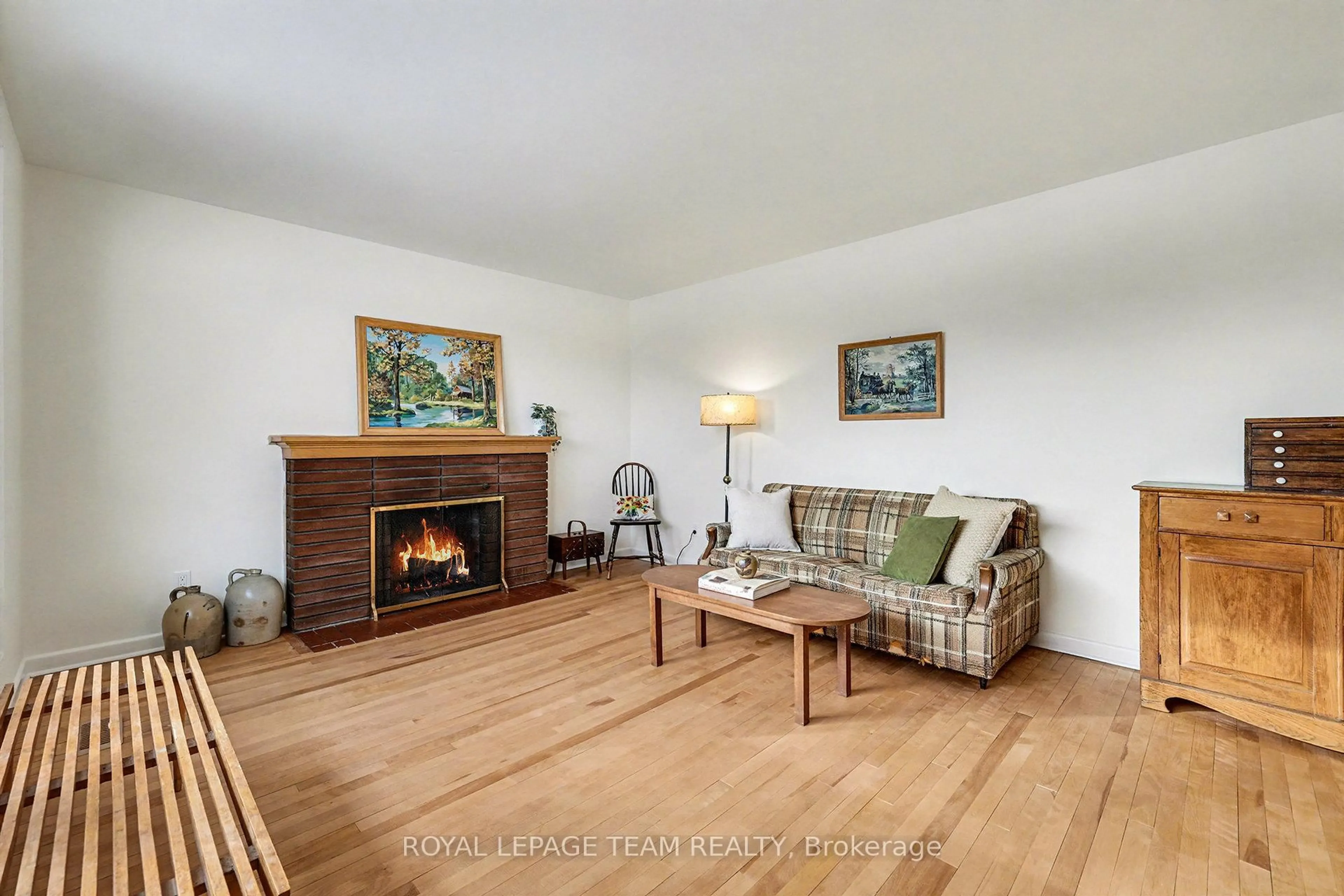 Living room with furniture, wood/laminate floor for 733 Halstead St, Ottawa Ontario K1G 1M5