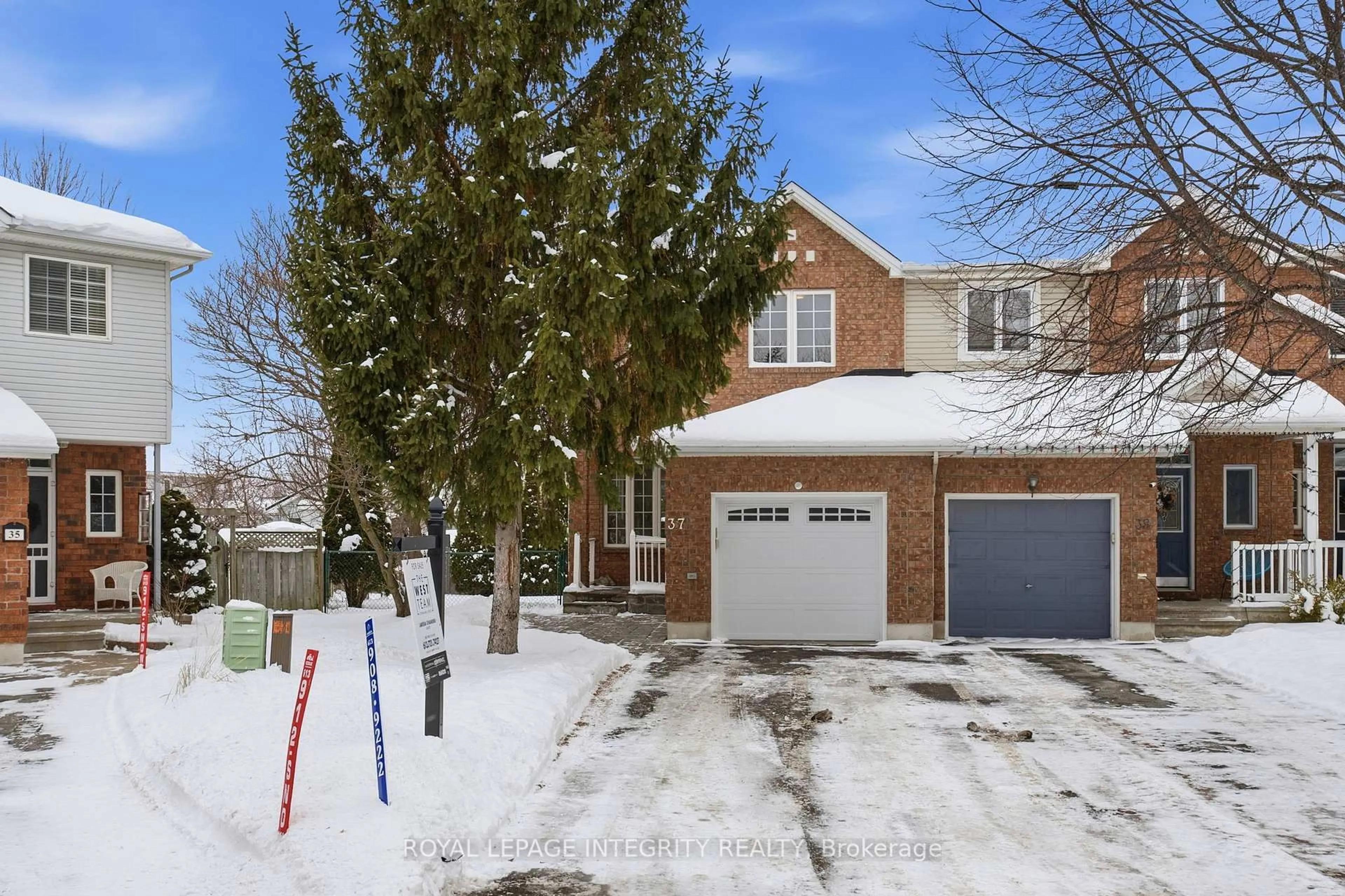 A pic from outside/outdoor area/front of a property/back of a property/a pic from drone, street for 37 Eagleview St, Ottawa Ontario K2M 2R3