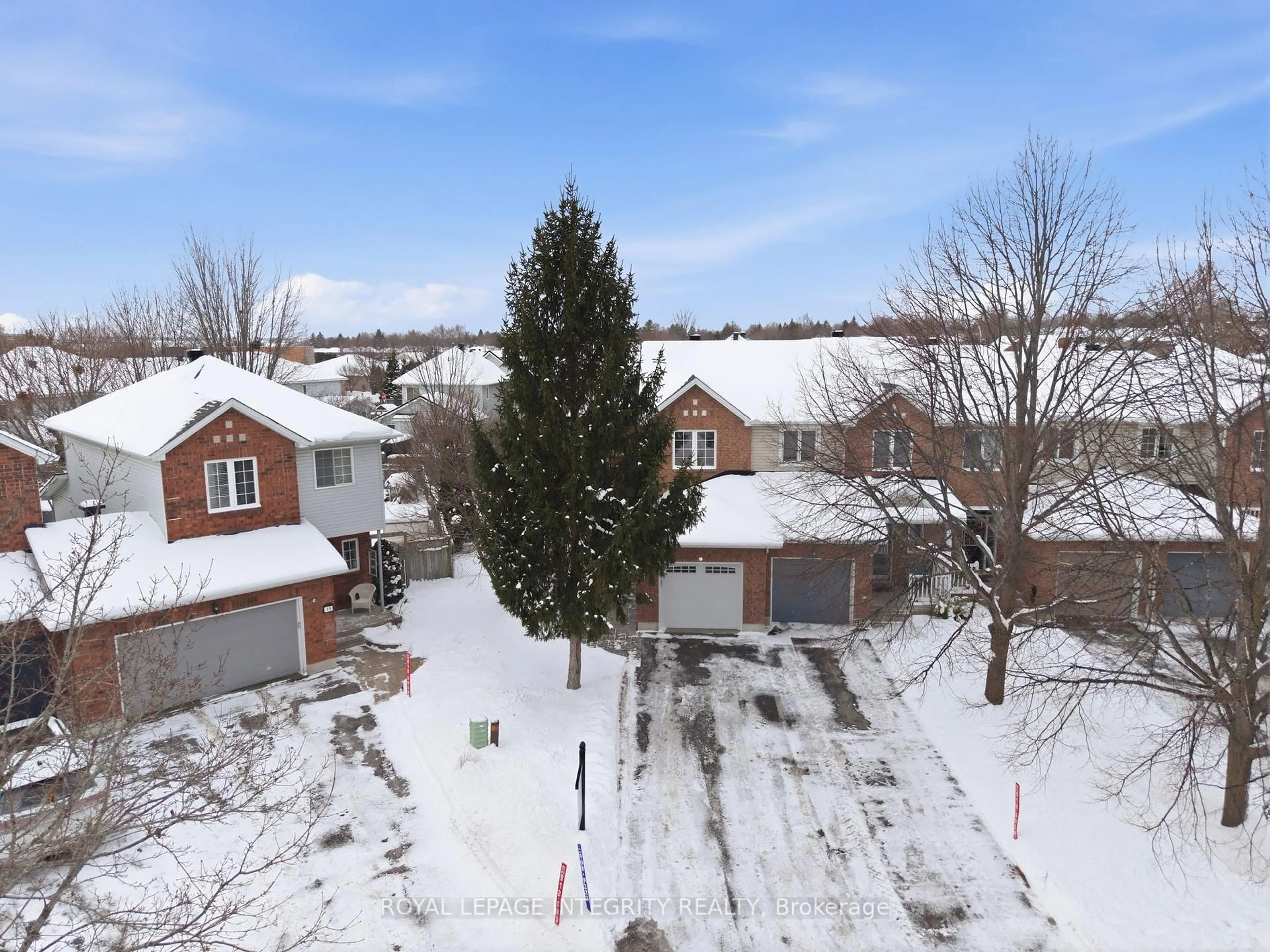 A pic from outside/outdoor area/front of a property/back of a property/a pic from drone, street for 37 Eagleview St, Ottawa Ontario K2M 2R3