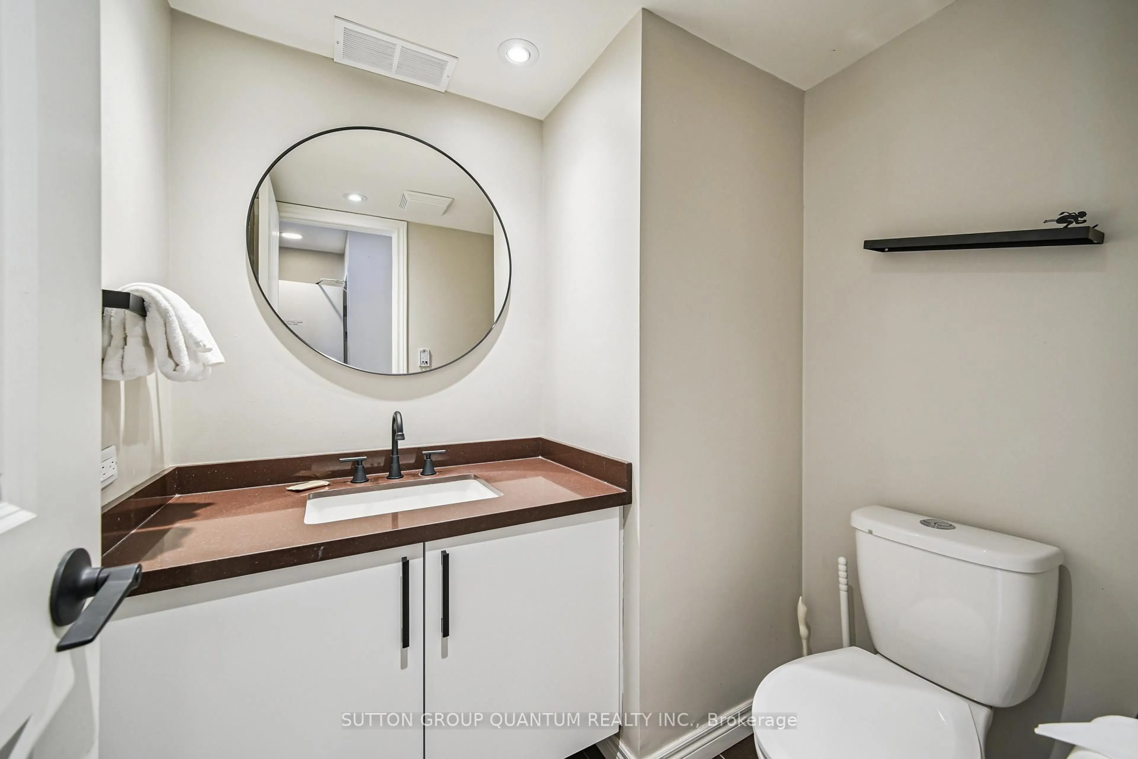 Standard bathroom, ceramic/tile floor for 120 Fairway Crt #218, Blue Mountains Ontario L9Y 0P8
