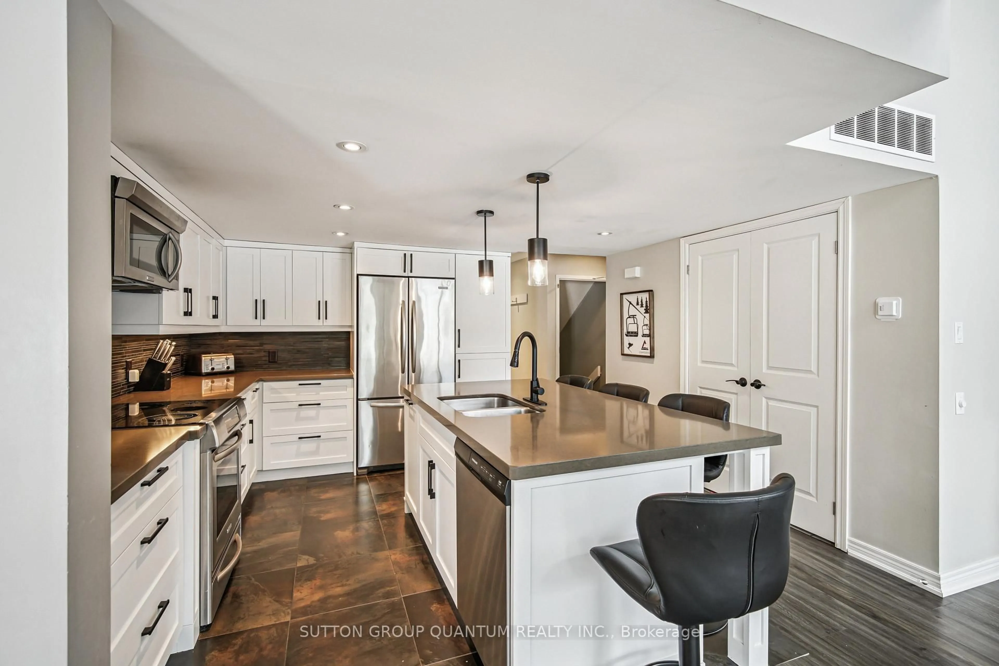 Open concept kitchen, ceramic/tile floor for 120 Fairway Crt #218, Blue Mountains Ontario L9Y 0P8