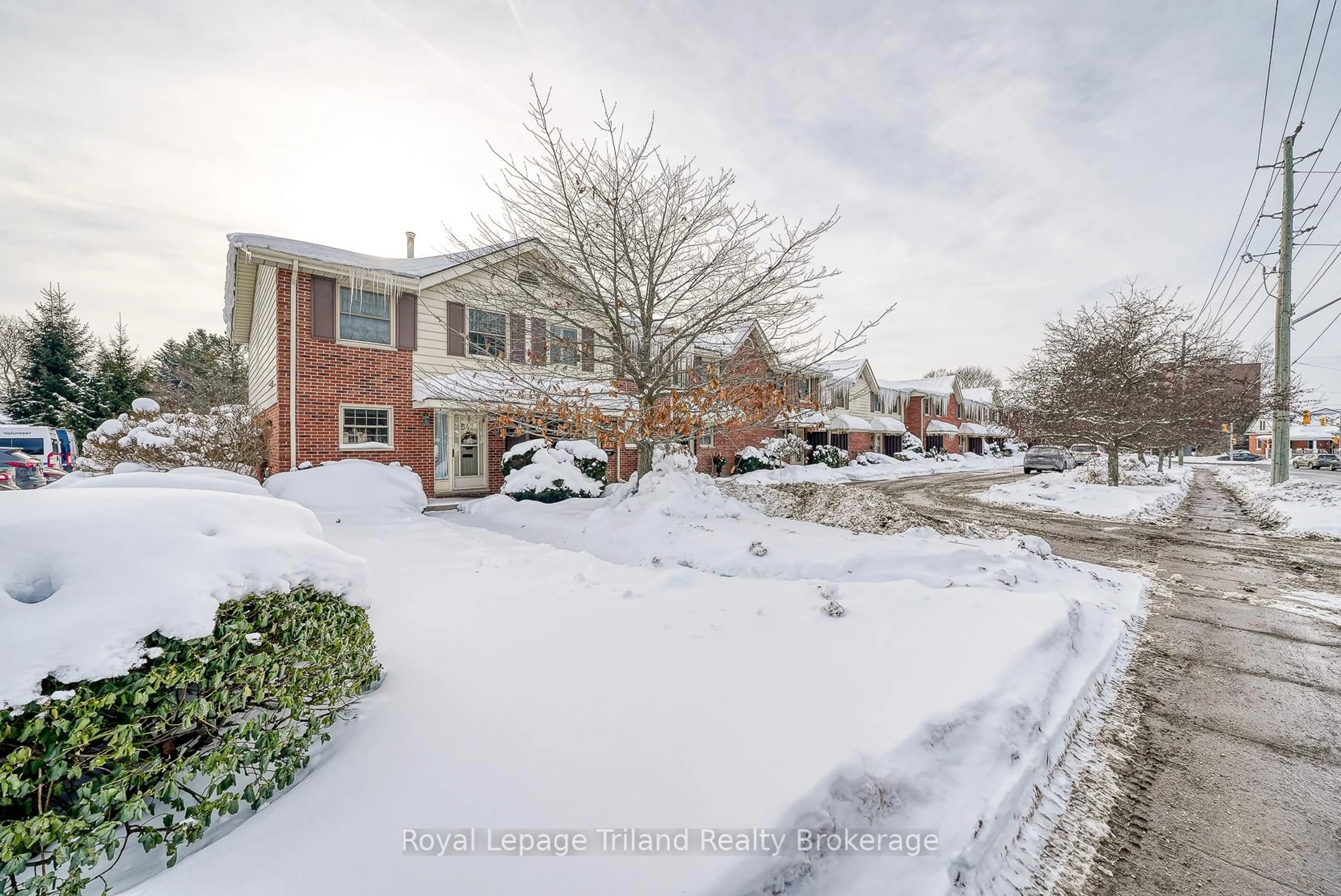 A pic from outside/outdoor area/front of a property/back of a property/a pic from drone, street for 538 Ingersoll Ave, Woodstock Ontario N4S 4Y2