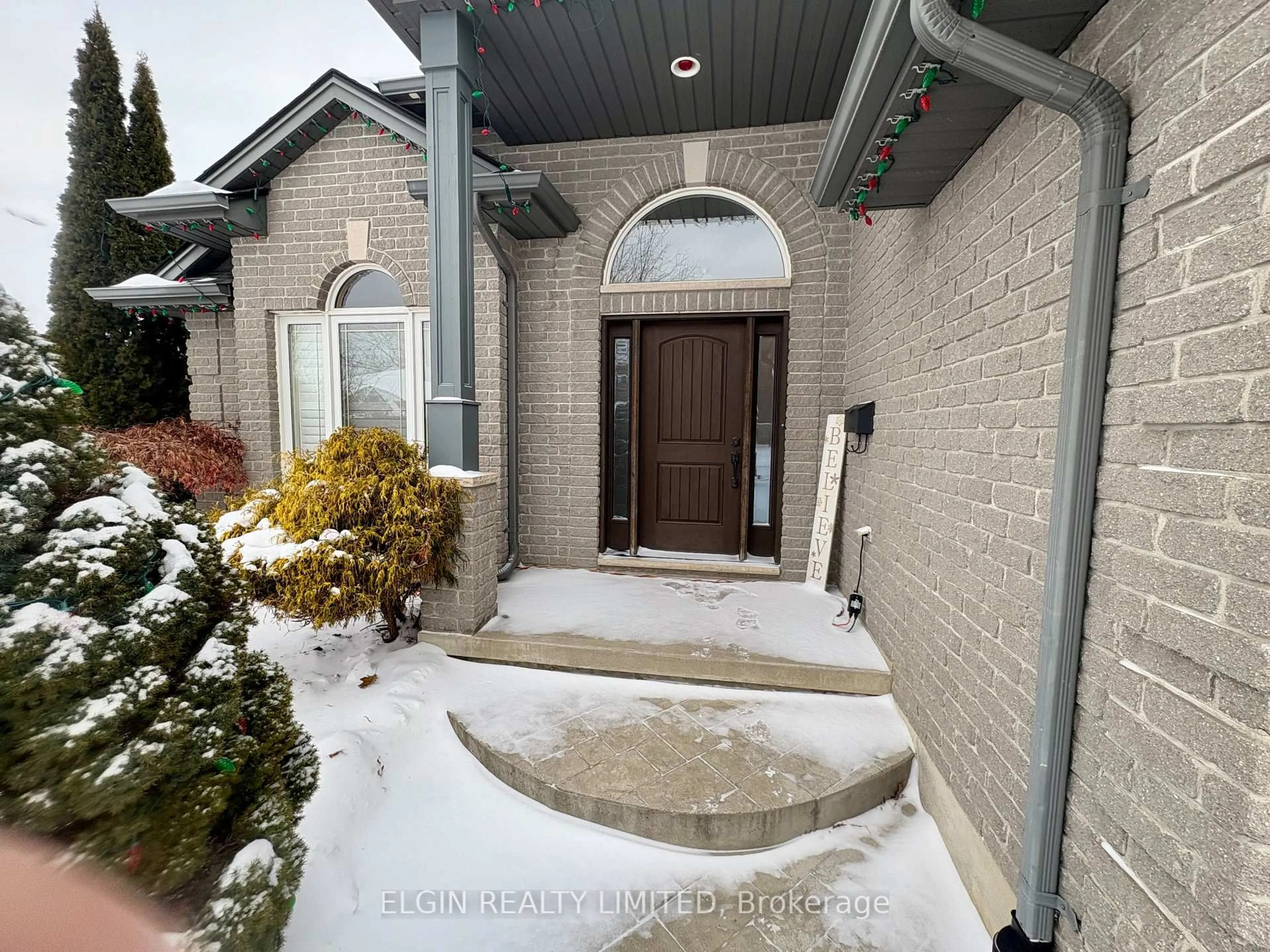 Indoor entryway for 21 Oriole Lane, St. Thomas Ontario N5R 6K8