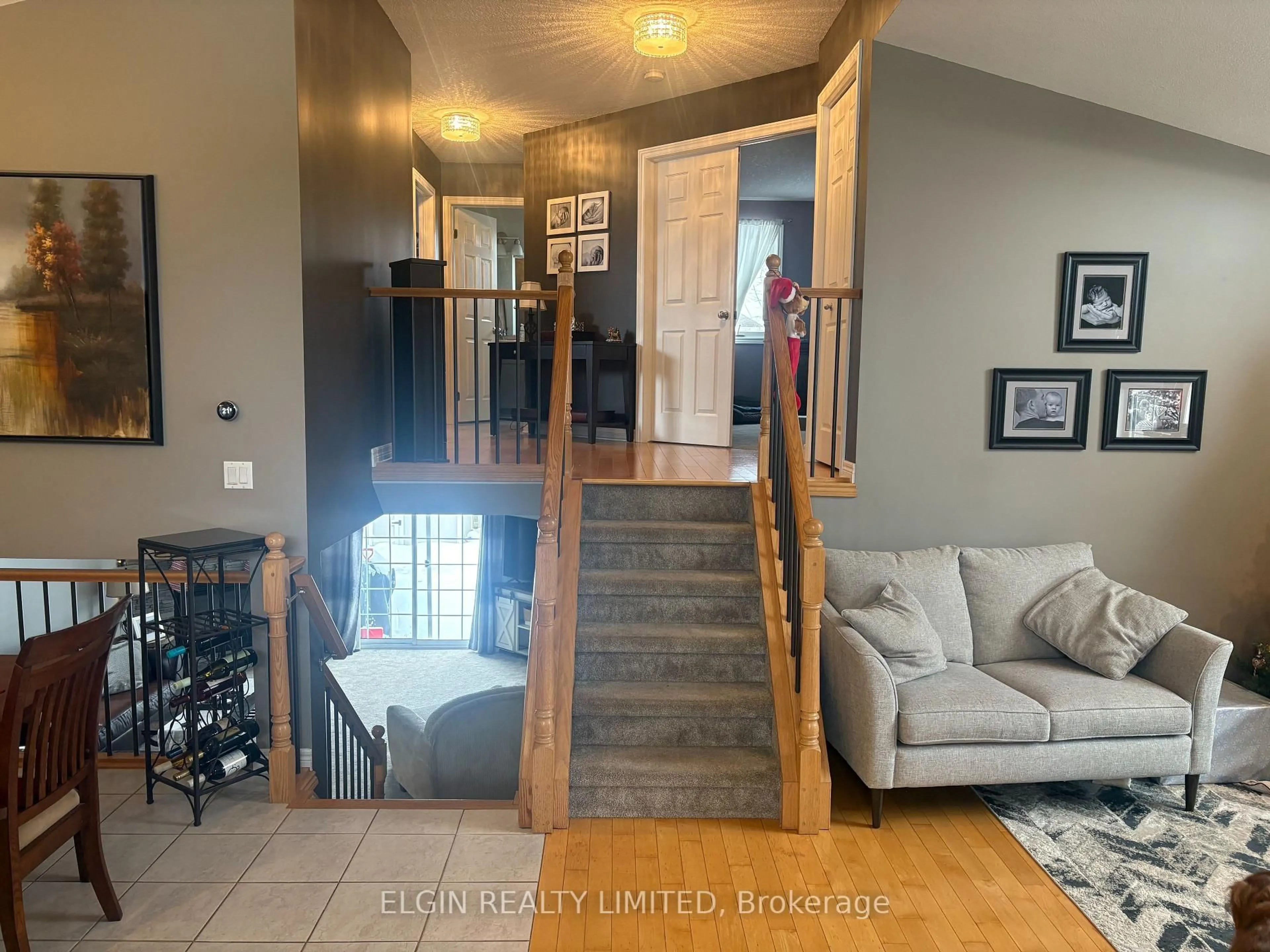 Indoor entryway for 21 Oriole Lane, St. Thomas Ontario N5R 6K8