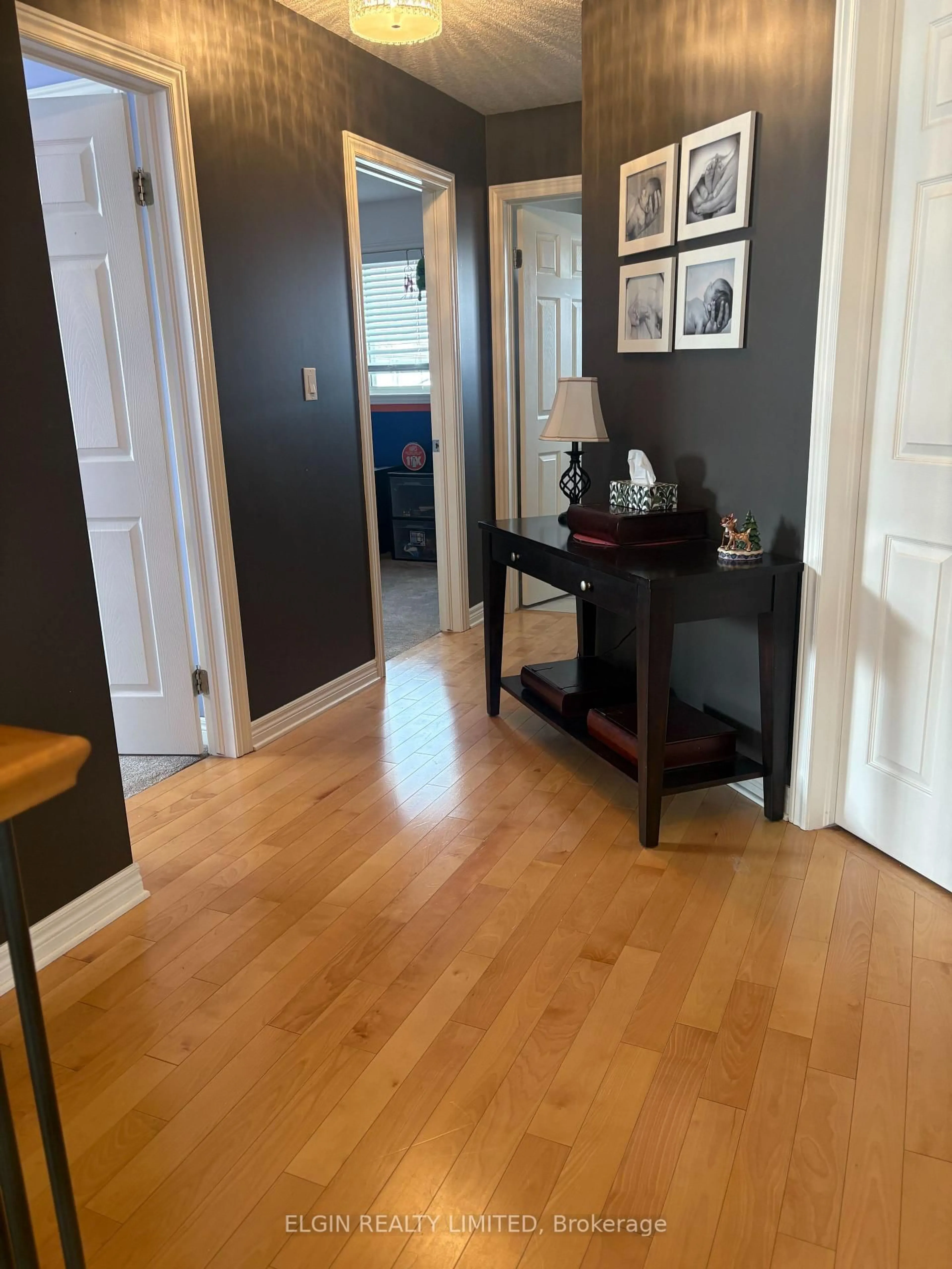 Indoor entryway for 21 Oriole Lane, St. Thomas Ontario N5R 6K8