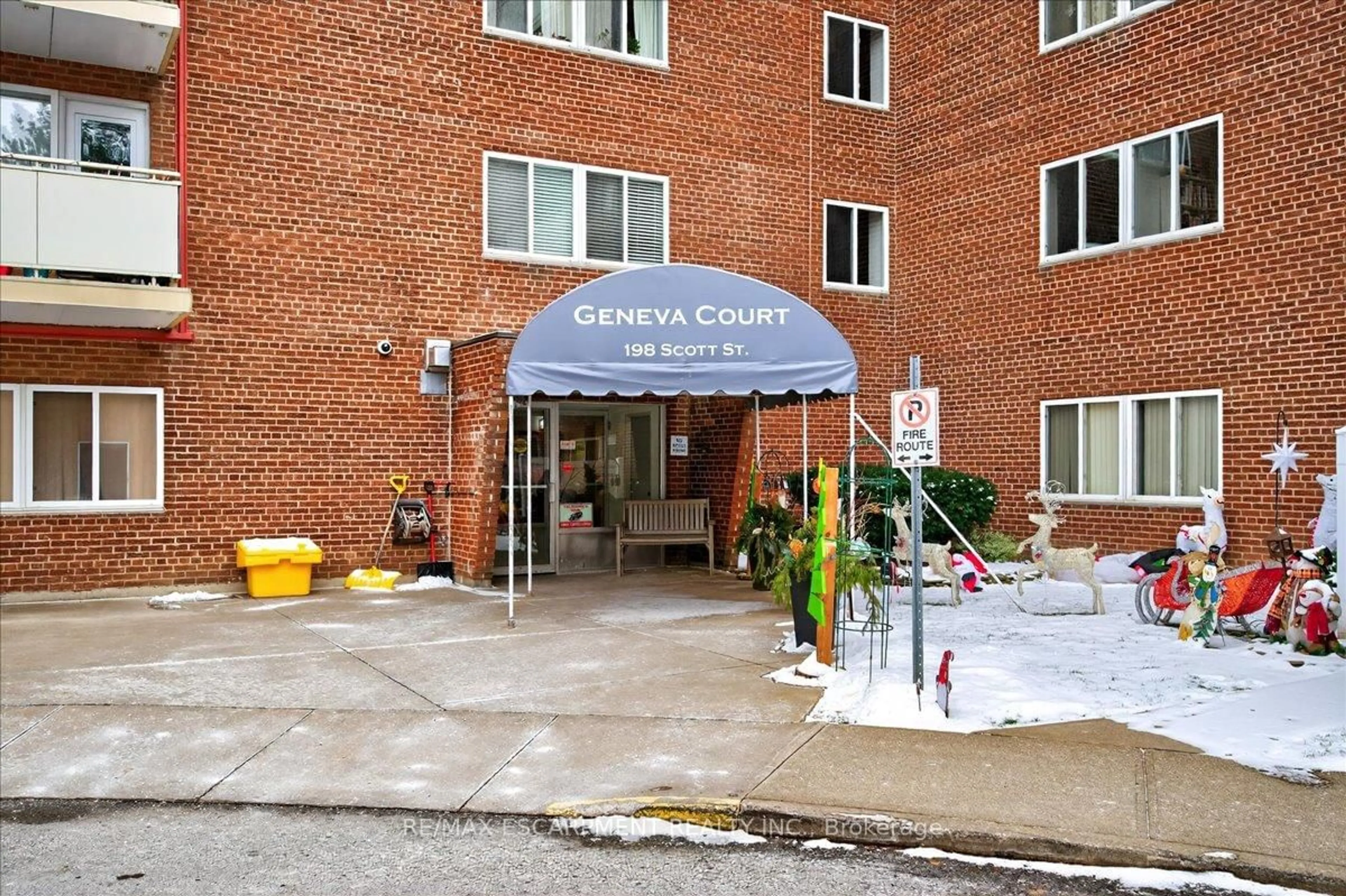 Indoor foyer for 198 Scott St #417, St. Catharines Ontario L2N 5T3