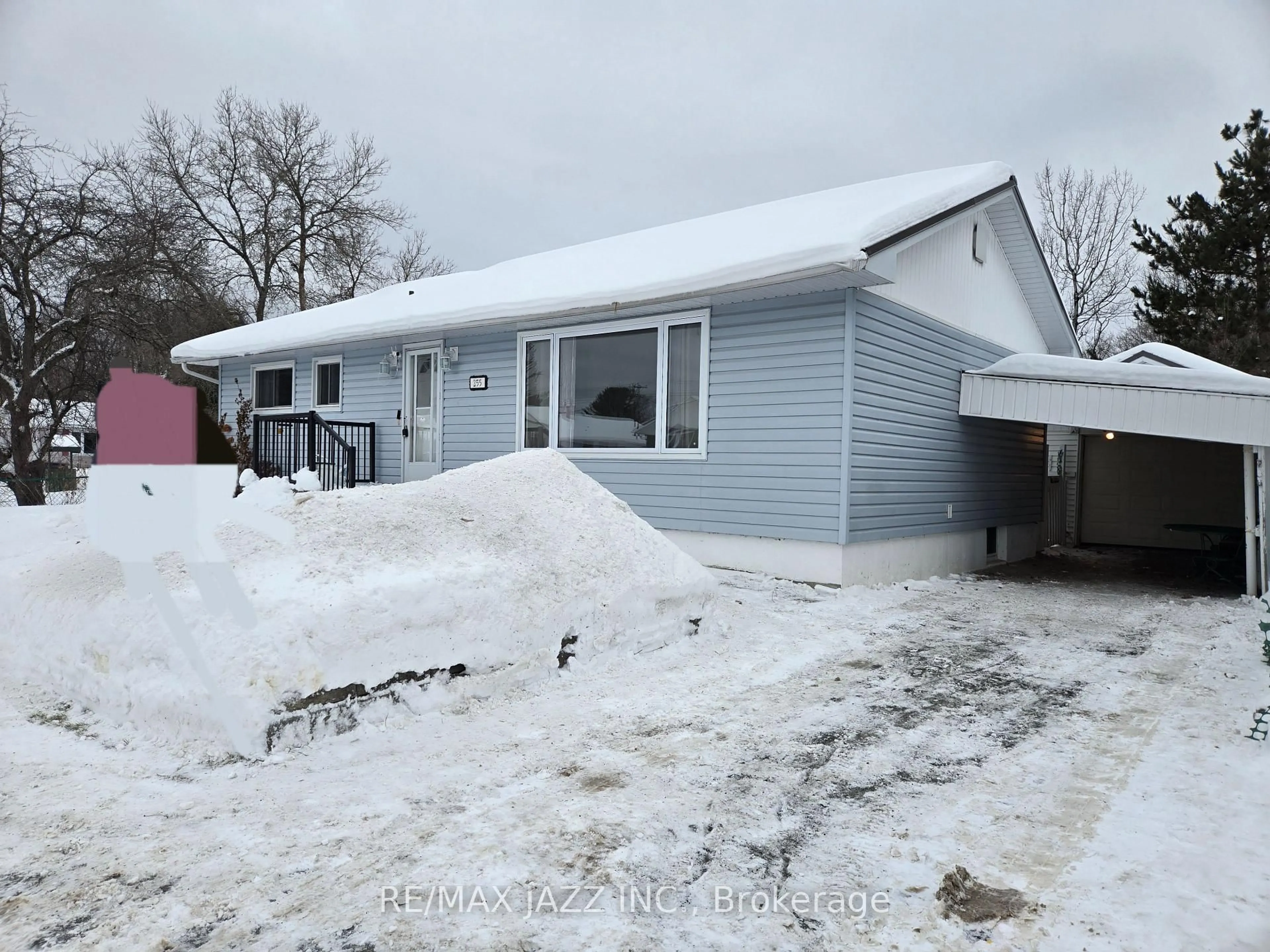 A pic from outside/outdoor area/front of a property/back of a property/a pic from drone, street for 255 Mississauga Ave, Elliot Lake Ontario P5A 1E8