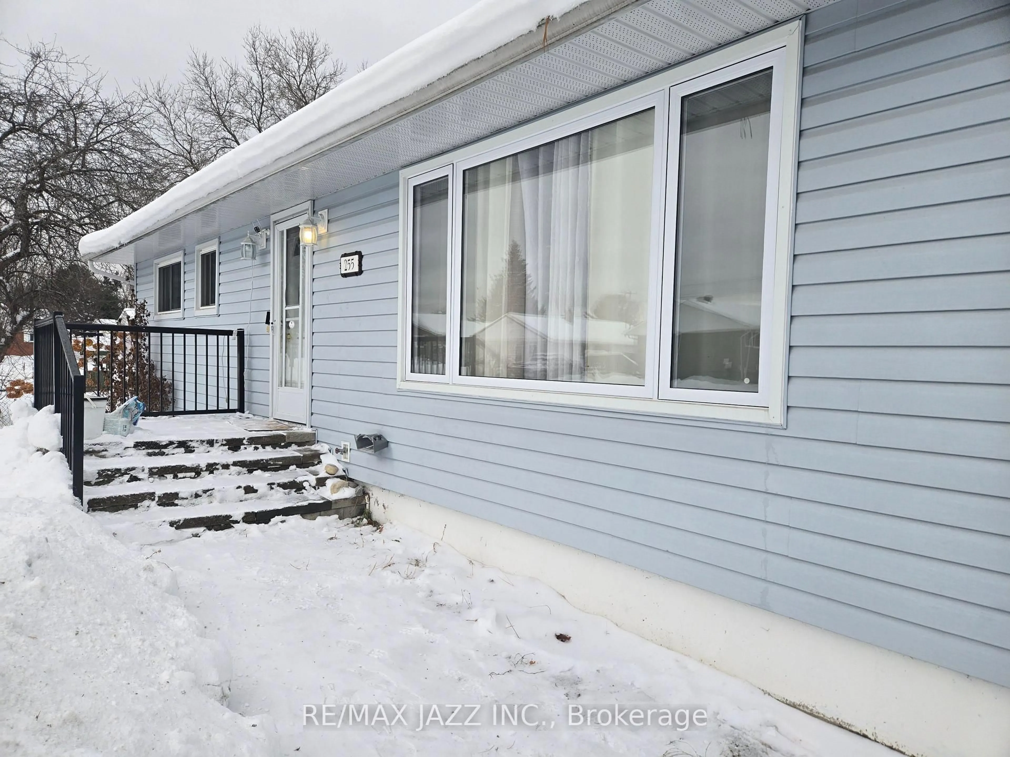 Home with vinyl exterior material, unknown for 255 Mississauga Ave, Elliot Lake Ontario P5A 1E8