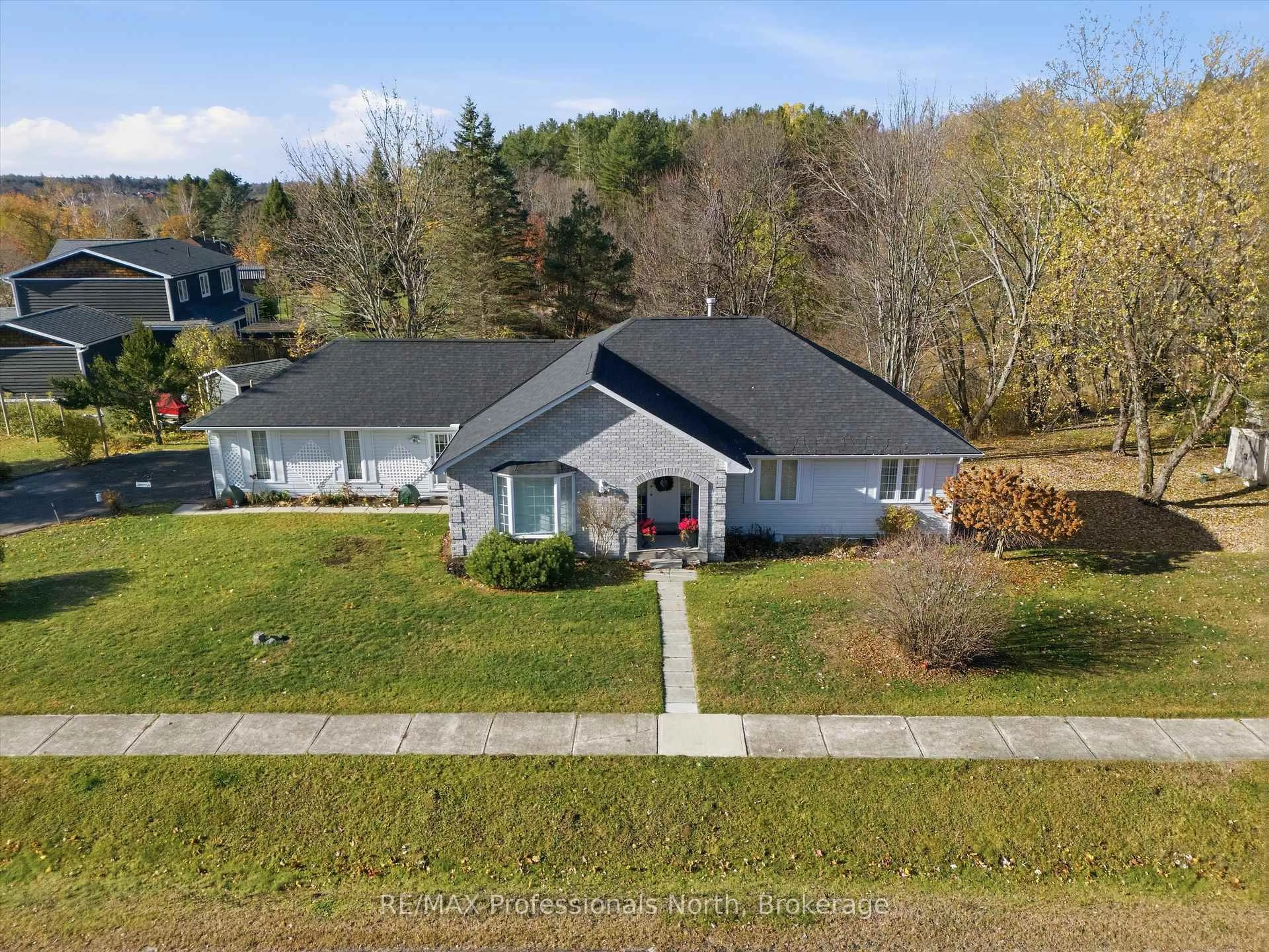 A pic from outside/outdoor area/front of a property/back of a property/a pic from drone, street for 39 Catharine St, Bracebridge Ontario P1L 1B1