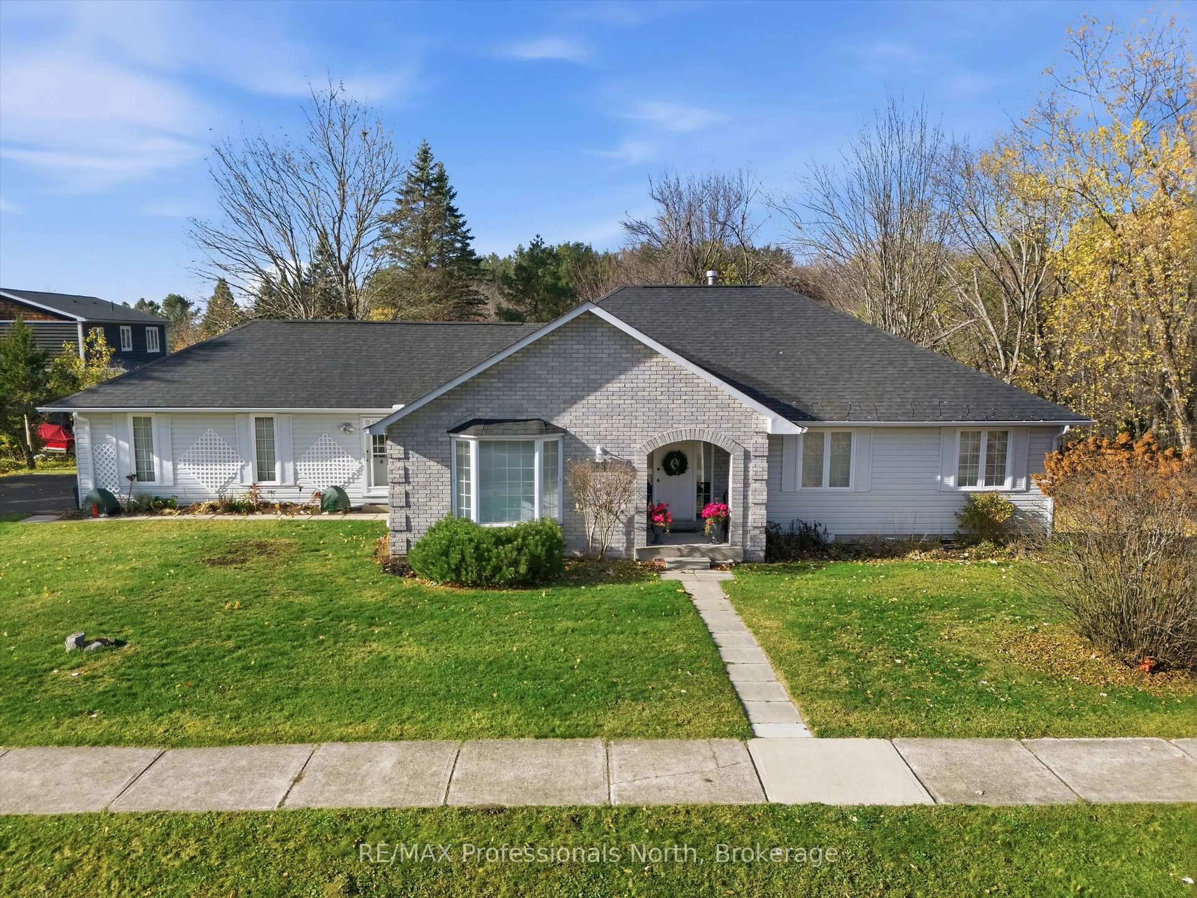 A pic from outside/outdoor area/front of a property/back of a property/a pic from drone, street for 39 Catharine St, Bracebridge Ontario P1L 1B1